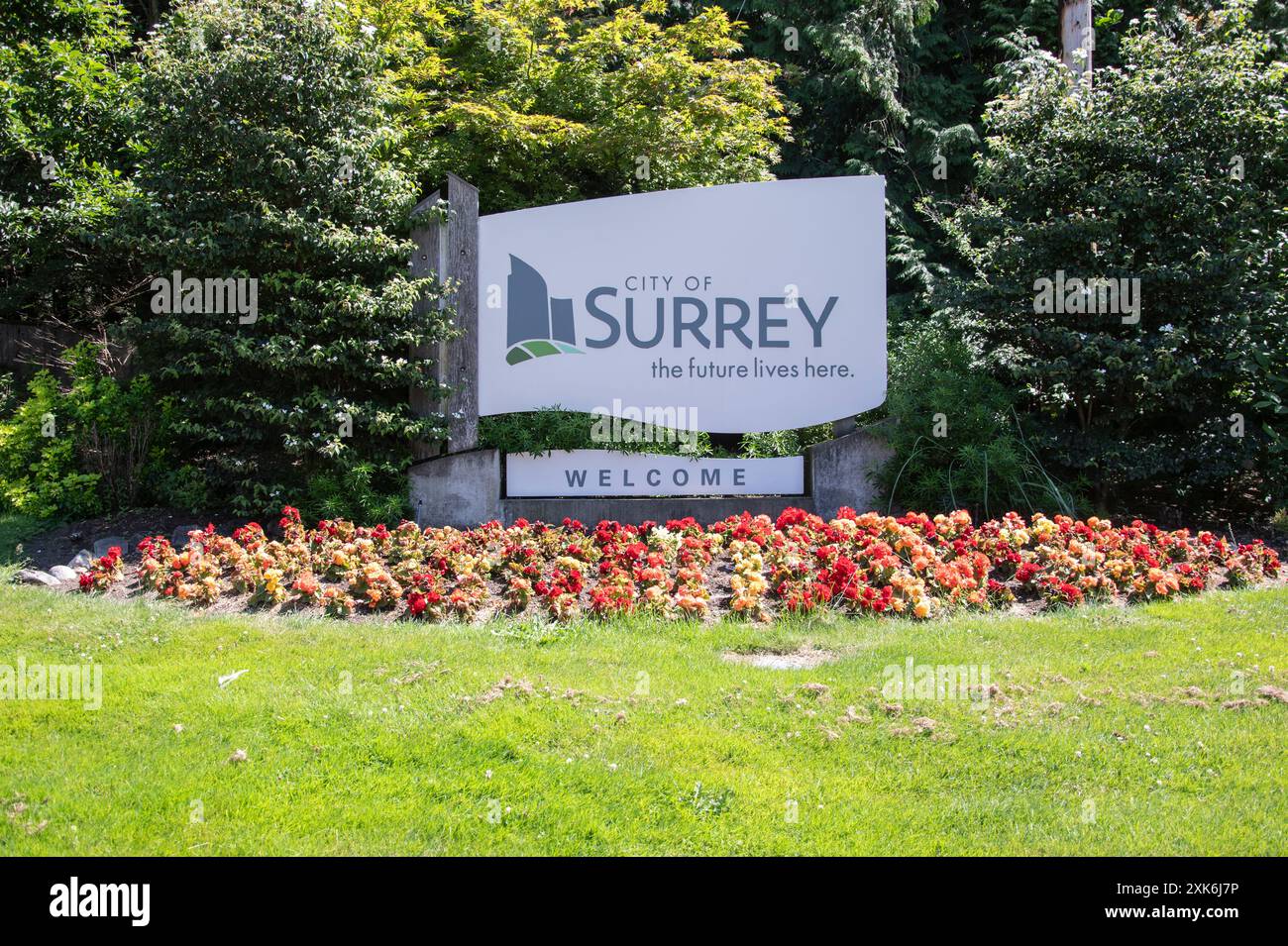 Bienvenue au panneau Surrey de la ville avec des fleurs en pleine floraison sur la route 10 à Surrey, Colombie-Britannique, Canada Banque D'Images