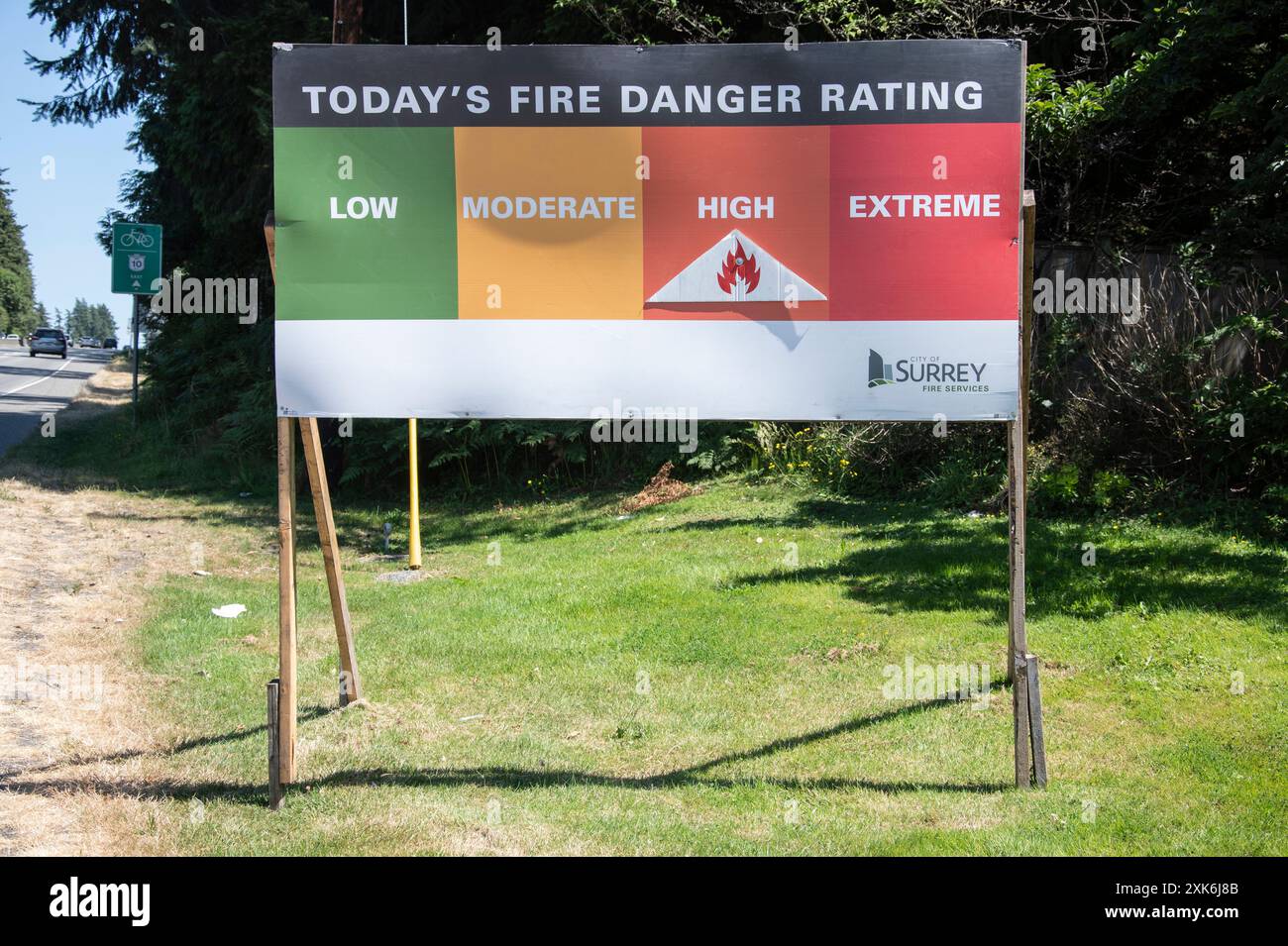 Signe de danger de niveau d'incendie montrant haut sur l'autoroute 10 à Surrey, Colombie-Britannique, Canada Banque D'Images