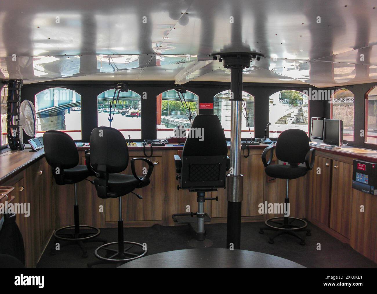 Paris, France : timonerie rétractable sur le CLIPPER PARIS, l'un des plus beaux bateaux fluviaux de la flottille qui défilera sur la Seine avec les délégations officielles pour la cérémonie d'ouverture des Jeux Olympiques. Ce superbe bateau événementiel de la capitale française accueillera les délégués du Portugal, du Qatar et de la Corée du Nord. Cette flotte de bateaux fluviaux, louée à 20000/200000 € en fonction de la taille du bateau, créera un spectacle spectaculaire de 3h45, qui lancera l’événement. La cérémonie aura lieu pour la première fois à l’extérieur d’un stade, accueillera 326 000 spectateurs, 10 500 athlètes. Crédit : Kevin Izorce/Alamy Live News Banque D'Images