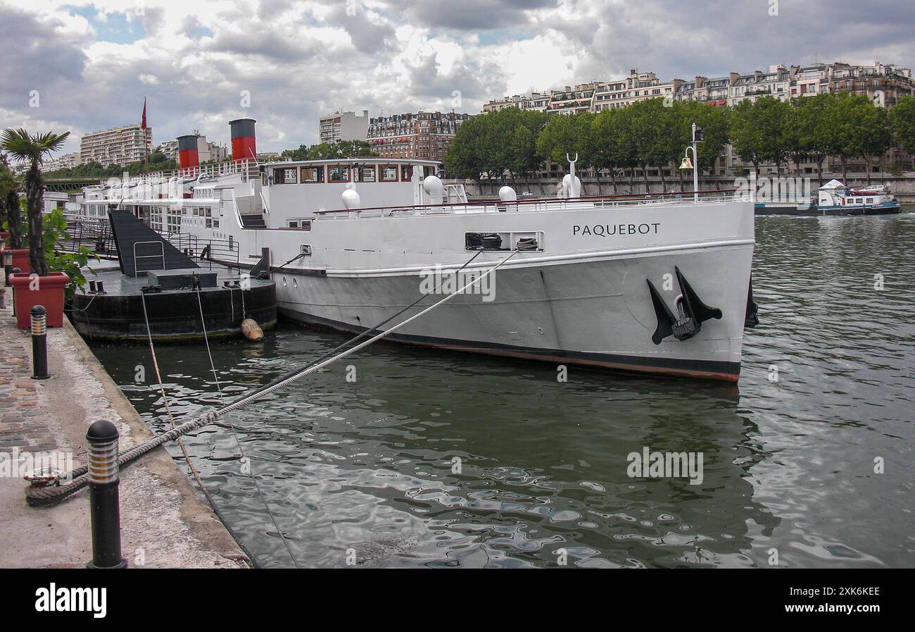 Paris, France. 20 juillet 2024 : le PAQUEBOT est l’un des plus grands bateaux fluviaux de la flottille de 94 bateaux qui défileront sur la Seine avec les délégations officielles pour la cérémonie d’ouverture des Jeux Olympiques. Un convoi conduit par la Grèce & qui se terminera avec la délégation française sur ce navire. Cette flotte de bateaux fluviaux, louée 20 000 €/200 000 selon la taille du bateau, créera un spectacle spectaculaire de 3h45', qui lancera cet événement sportif majeur. La cérémonie se déroulera pour la première fois à l’extérieur d’un stade, accueillera 326 000 spectateurs et 10 500 athlètes. Crédit : Kevin Izorce/Alamy Live News Banque D'Images