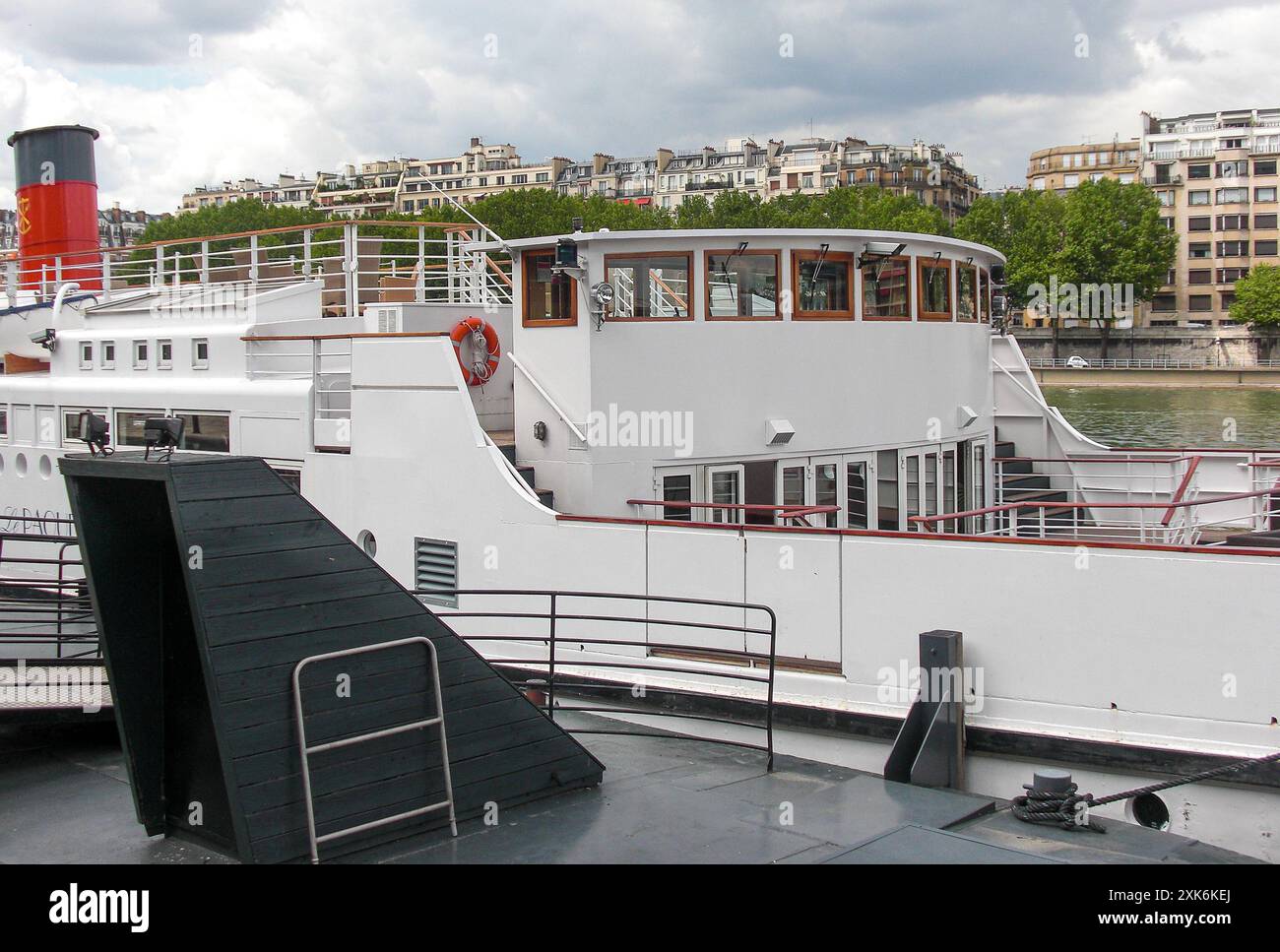 Paris, France. 20 juillet 2024 : le PAQUEBOT est l’un des plus grands bateaux fluviaux de la flottille de 94 bateaux qui défileront sur la Seine avec les délégations officielles pour la cérémonie d’ouverture des Jeux Olympiques. Un convoi conduit par la Grèce & qui se terminera avec la délégation française sur ce navire. Cette flotte de bateaux fluviaux, louée 20 000 €/200 000 selon la taille du bateau, créera un spectacle spectaculaire de 3h45', qui lancera cet événement sportif majeur. La cérémonie se déroulera pour la première fois à l’extérieur d’un stade, accueillera 326 000 spectateurs et 10 500 athlètes. Crédit : Kevin Izorce/Alamy Live News Banque D'Images