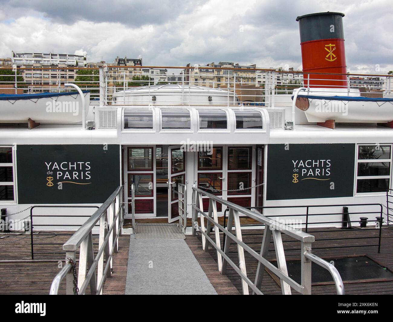 Paris, France. 20 juillet 2024 : le PAQUEBOT est l’un des plus grands bateaux fluviaux de la flottille de 94 bateaux qui défileront sur la Seine avec les délégations officielles pour la cérémonie d’ouverture des Jeux Olympiques. Un convoi conduit par la Grèce & qui se terminera avec la délégation française sur ce navire. Cette flotte de bateaux fluviaux, louée 20 000 €/200 000 selon la taille du bateau, créera un spectacle spectaculaire de 3h45', qui lancera cet événement sportif majeur. La cérémonie se déroulera pour la première fois à l’extérieur d’un stade, accueillera 326 000 spectateurs et 10 500 athlètes. Crédit : Kevin Izorce/Alamy Live News Banque D'Images