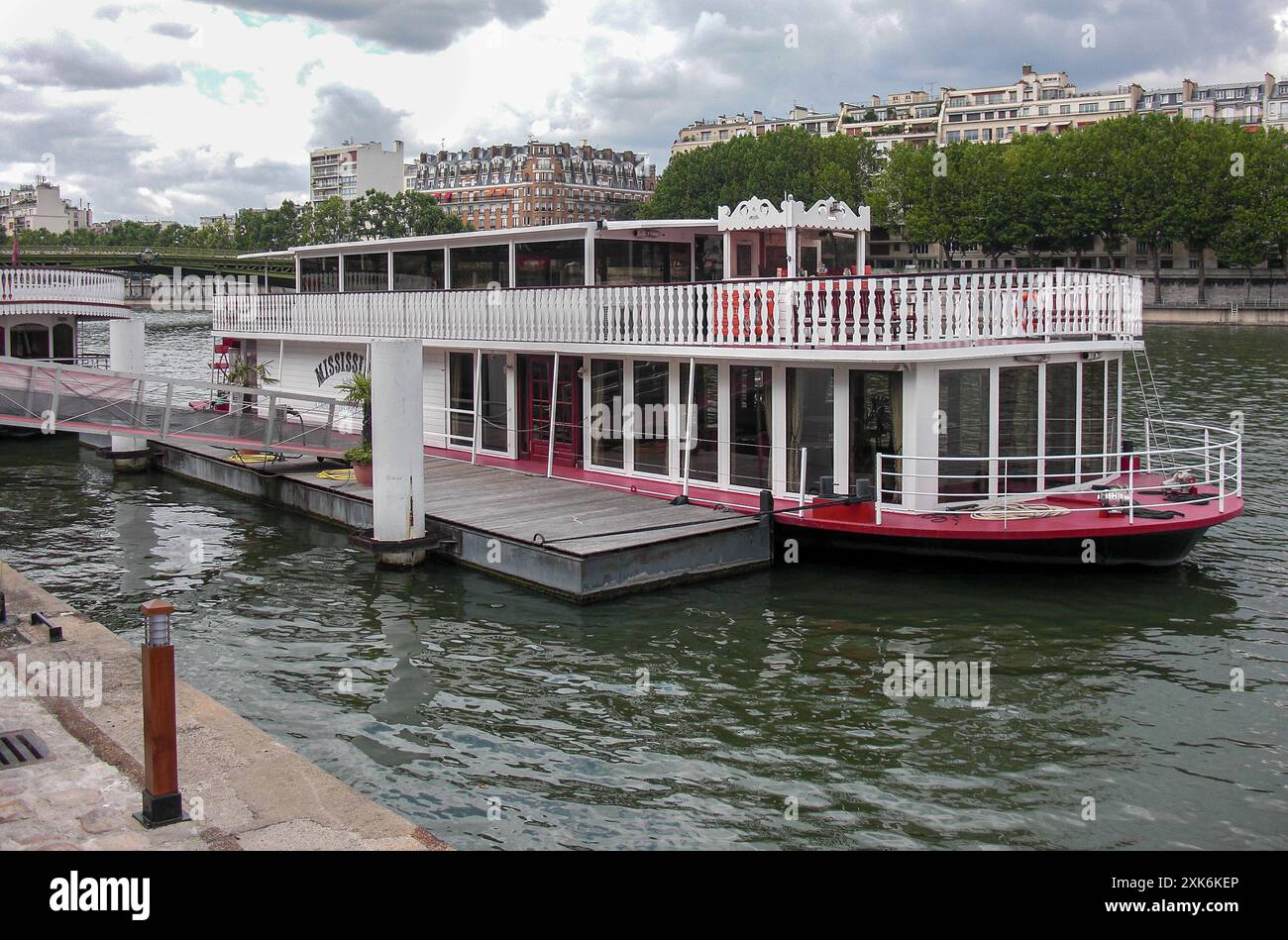 Paris, France. 20 juillet 2024 : la Compagnie des bateaux à roue fait partie de la flottille de bateaux fluviaux qui défilera sur la Seine avec les délégations officielles pour la cérémonie d'ouverture des Jeux Olympiques. Un convoi conduit par la Grèce & qui se terminera avec la délégation française. Cette flotte de bateaux fluviaux, louée 20 000 €/200 000 selon la taille du bateau, créera un spectacle spectaculaire de 3h45', qui lancera cet événement sportif majeur. La cérémonie se déroulera pour la première fois à l’extérieur d’un stade, accueillera 326 000 spectateurs et 10 500 athlètes. Crédit : Kevin Izorce/Alamy Live News Banque D'Images