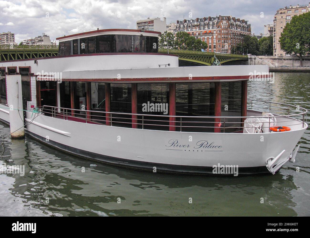 Paris, France. 20 juillet 2024 : la Compagnie des bateaux à roue fait partie de la flottille de bateaux fluviaux qui défilera sur la Seine avec les délégations officielles pour la cérémonie d'ouverture des Jeux Olympiques. Un convoi conduit par la Grèce & qui se terminera avec la délégation française. Cette flotte de bateaux fluviaux, louée 20 000 €/200 000 selon la taille du bateau, créera un spectacle spectaculaire de 3h45', qui lancera cet événement sportif majeur. La cérémonie se déroulera pour la première fois à l’extérieur d’un stade, accueillera 326 000 spectateurs et 10 500 athlètes. Crédit : Kevin Izorce/Alamy Live News Banque D'Images