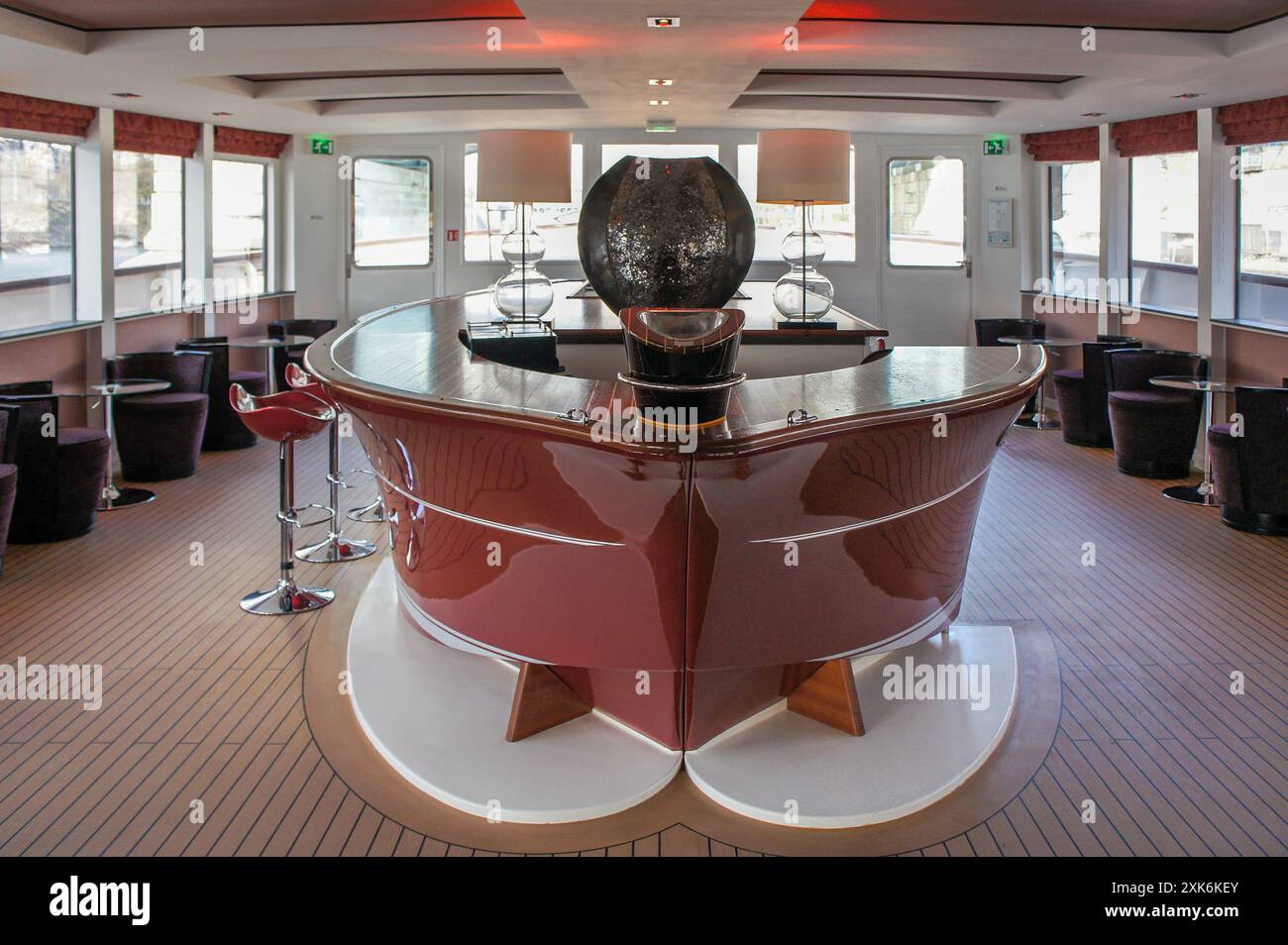 Paris, France : CLIPPER PARIS , l'un des plus beaux bateaux fluviaux de la flottille de bateaux qui défileront sur la Seine avec les délégations officielles pour la cérémonie d'ouverture des Jeux Olympiques. Ce superbe bateau événementiel de la capitale française accueillera les délégués du Portugal, du Qatar et de la Corée du Nord. Cette flotte de bateaux fluviaux, louée 20 000 €/200 000 selon la taille du bateau, créera un spectacle spectaculaire de 3h45, qui lancera l’événement sportif majeur. La cérémonie se déroulera pour la première fois à l’extérieur d’un stade, accueillera 326 000 spectateurs et 10 500 athlètes. Crédit : Kevin Izorce/Alamy Live News Banque D'Images