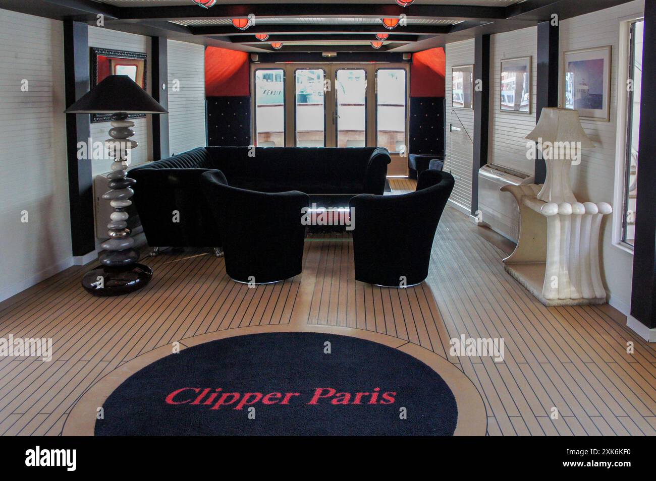 Paris, France : CLIPPER PARIS , l'un des plus beaux bateaux fluviaux de la flottille de bateaux qui défileront sur la Seine avec les délégations officielles pour la cérémonie d'ouverture des Jeux Olympiques. Ce superbe bateau événementiel de la capitale française accueillera les délégués du Portugal, du Qatar et de la Corée du Nord. Cette flotte de bateaux fluviaux, louée 20 000 €/200 000 selon la taille du bateau, créera un spectacle spectaculaire de 3h45, qui lancera l’événement sportif majeur. La cérémonie se déroulera pour la première fois à l’extérieur d’un stade, accueillera 326 000 spectateurs et 10 500 athlètes. Crédit : Kevin Izorce/Alamy Live News Banque D'Images