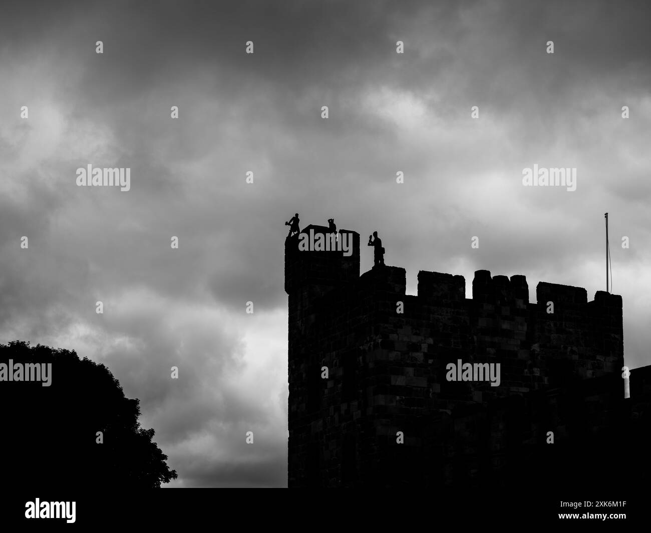 Construit au 11ème siècle, le château d'Alnwick est l'un des plus grands châteaux habités d'Angleterre. Banque D'Images