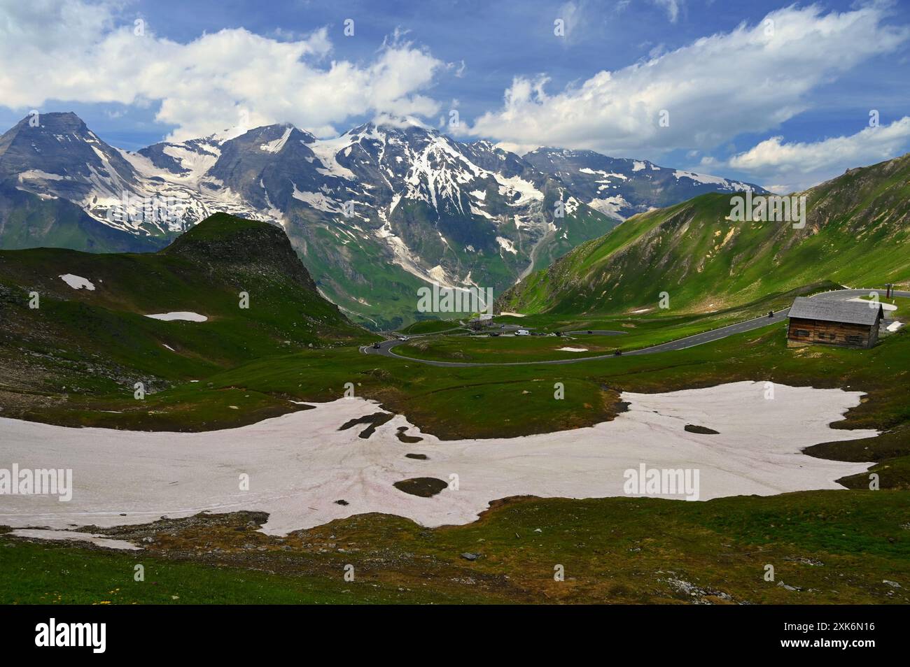 Route de haute montagne Grossglockner en Autriche. Entouré de montagnes et de forêts verdoyantes. Paysage avec la nature dans les Alpes. Un endroit idéal pour le sport, R Banque D'Images