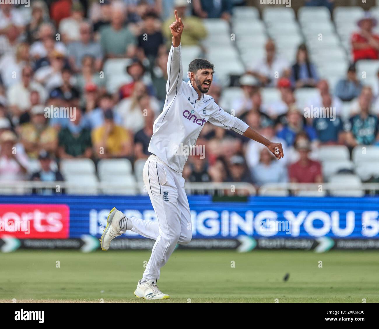 Shoaib Bashir d'Angleterre célèbre le guichet de Jason Holder des Antilles lors du test match de Rothesay jour quatre match Angleterre vs Antilles à Trent Bridge, Nottingham, Royaume-Uni, 21 juillet 2024 (photo par Mark Cosgrove/News images) Banque D'Images