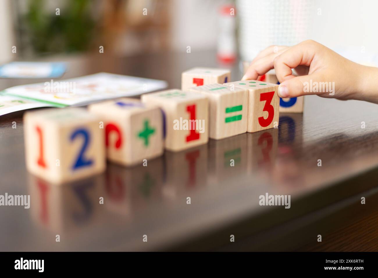 L'enfant organise des blocs de numéros pour les mathématiques Banque D'Images