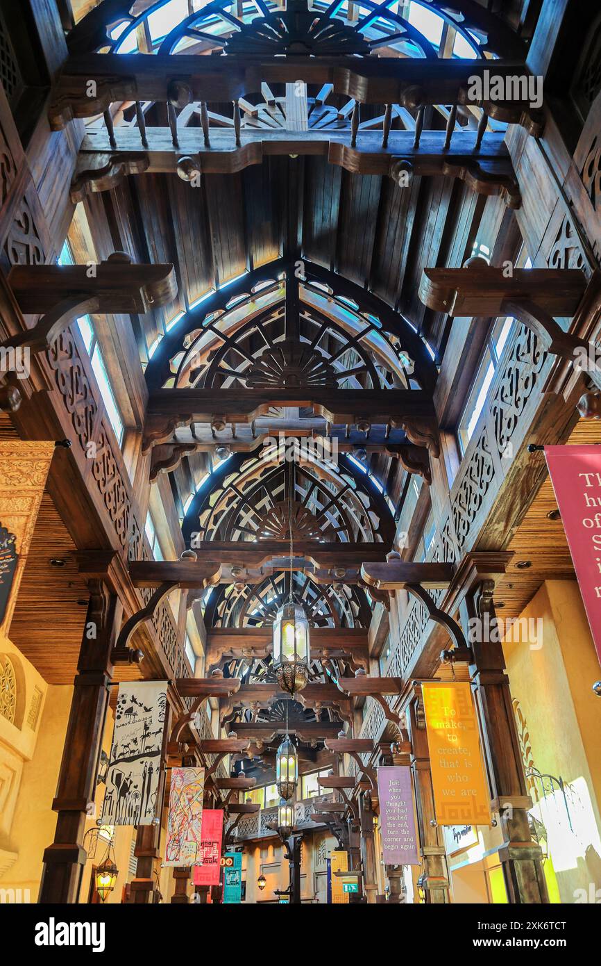 Dubaï, Émirats arabes Unis - 23 février. 2023 : la structure en bois du Souk Madinat Jumeirah à Dubaï. Le bazar traditionnel de style arabe fait partie de Madinat Jumeir Banque D'Images