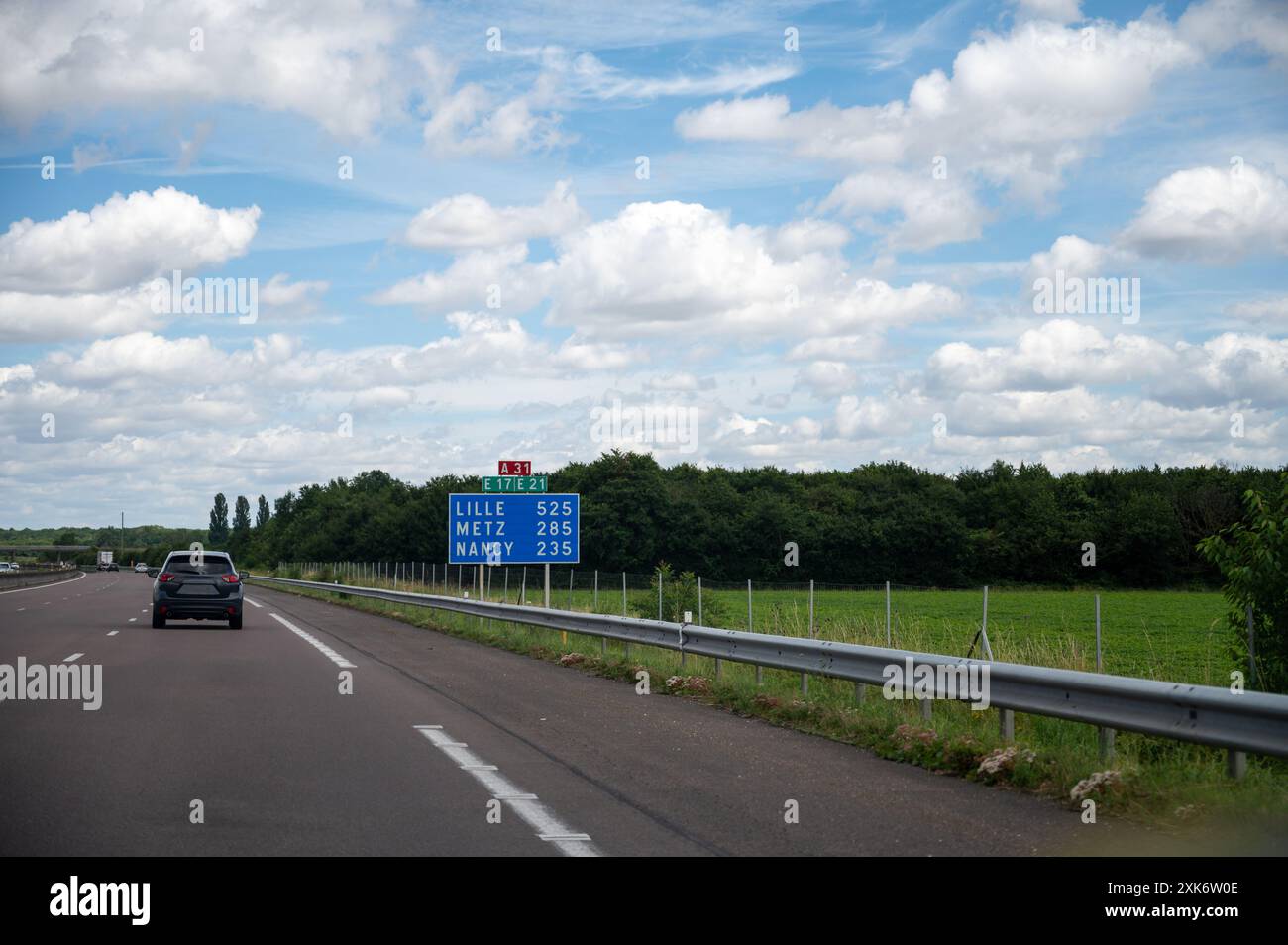 Conduite en été sur route, panneaux de signalisation routière direction Lille, Nancy et autres villes françaises, différents types ou routes en France, transports et traffi Banque D'Images