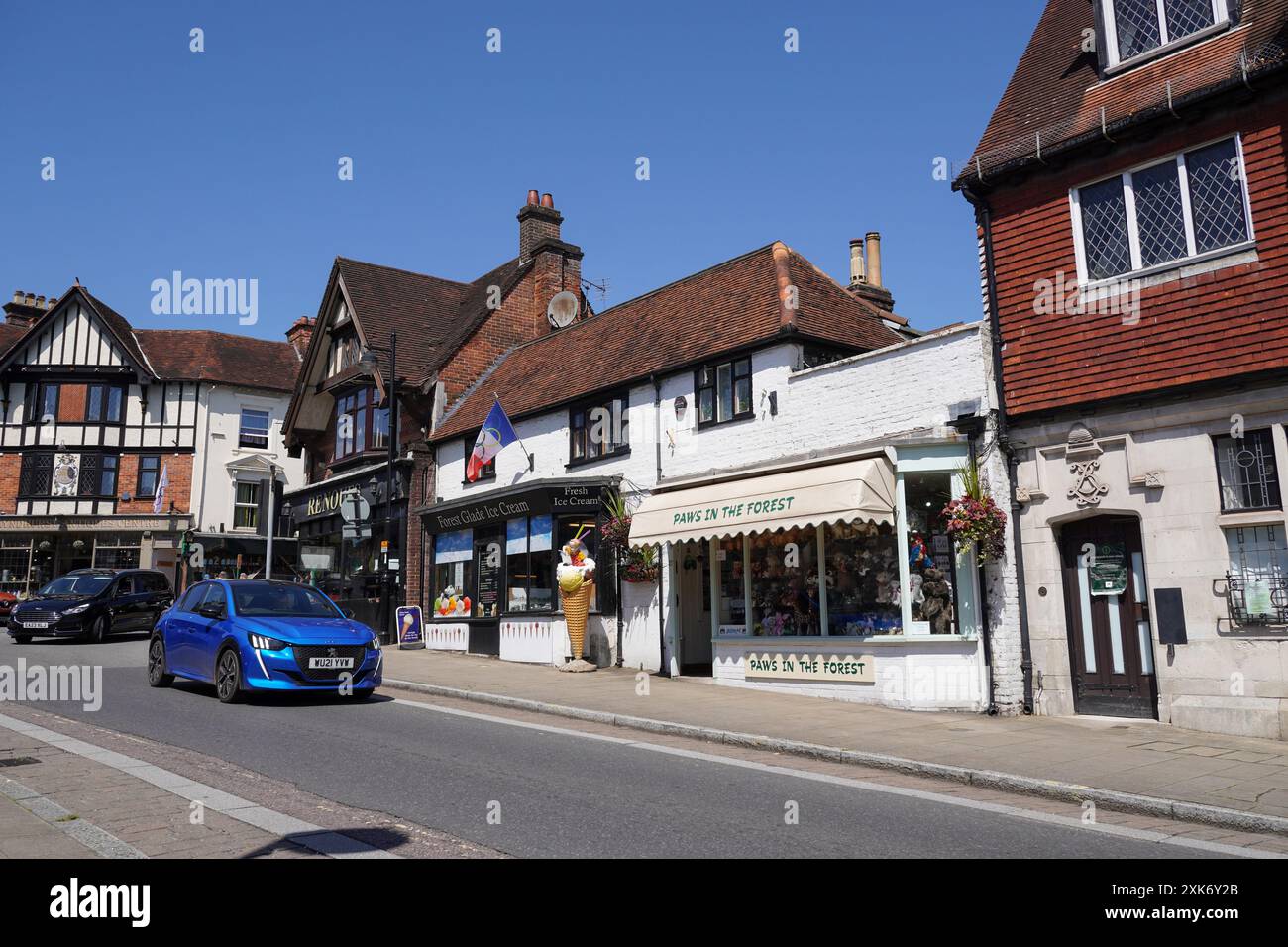 Lyndhurst Angleterre 19 juillet 2024 - vue sur la rue du village anglais traditionnel de Lyndhurst. Banque D'Images