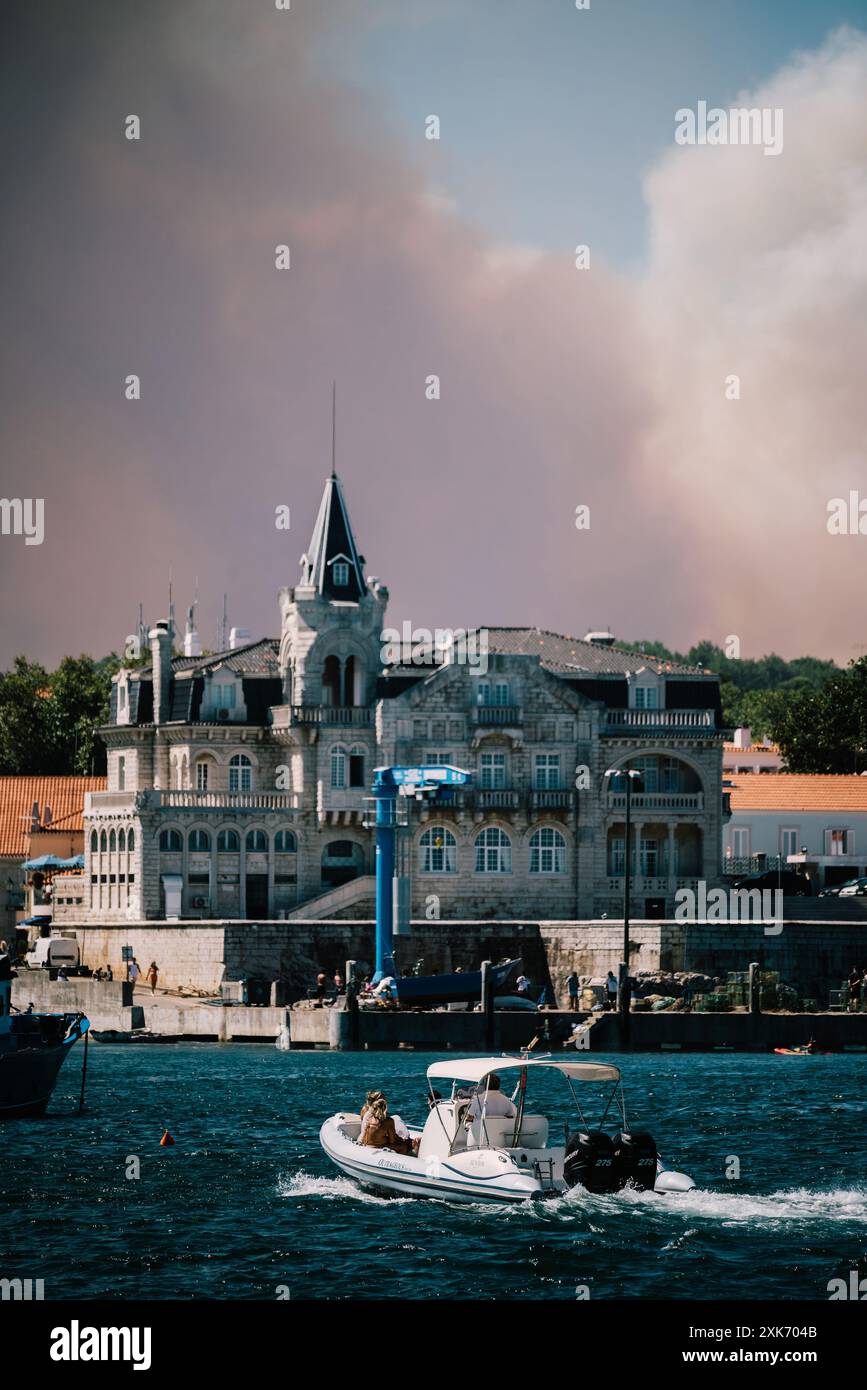 Cascais, Portugal - 21 juillet 2024 : des avions combattent un incendie de forêt à Cascais, Portugal par une journée d'été venteuse Banque D'Images