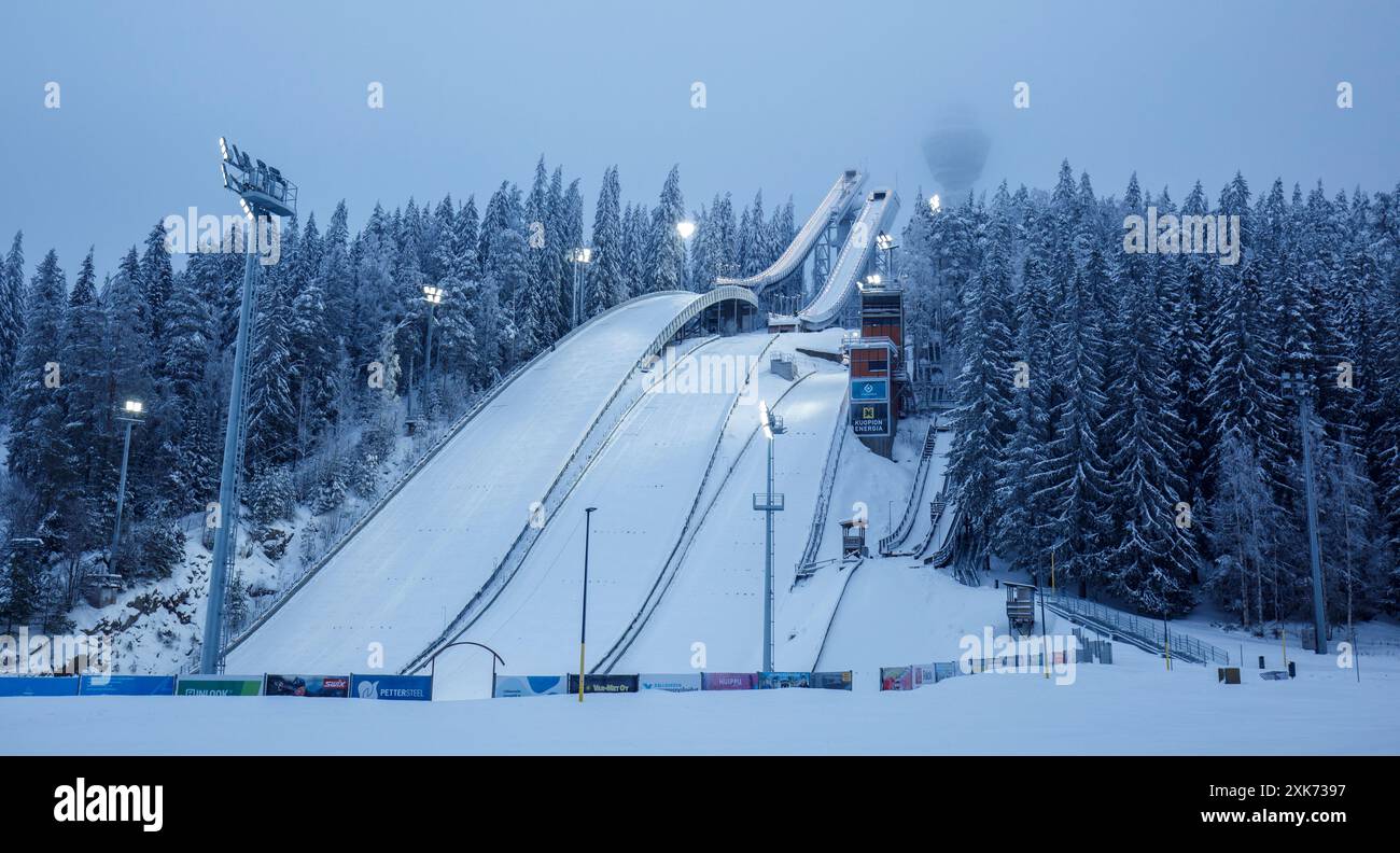 Stade de ski Puijo avec pistes de ski de fond et pistes de saut à ski à Kuopio , Finlande Banque D'Images