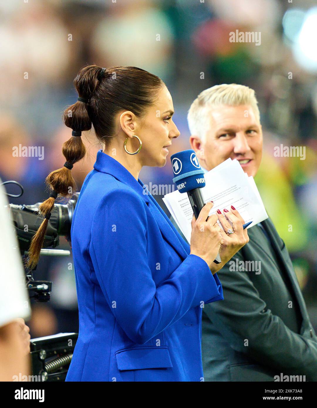 Esther Sedlaczek, présentatrice ARD Sport Moderatorin, Sportmoderatorin, Journalistin, Bastian SCHWEINSTEIGER, Co-modérateur ARD dans le meilleur des 16 matchs PORTUGAL - SLOVÉNIE 3-0 N.E. des Championnats d'Europe de l'UEFA 2024 le 01 juillet 2024 à Francfort, Allemagne. Photographe : Peter Schatz Banque D'Images
