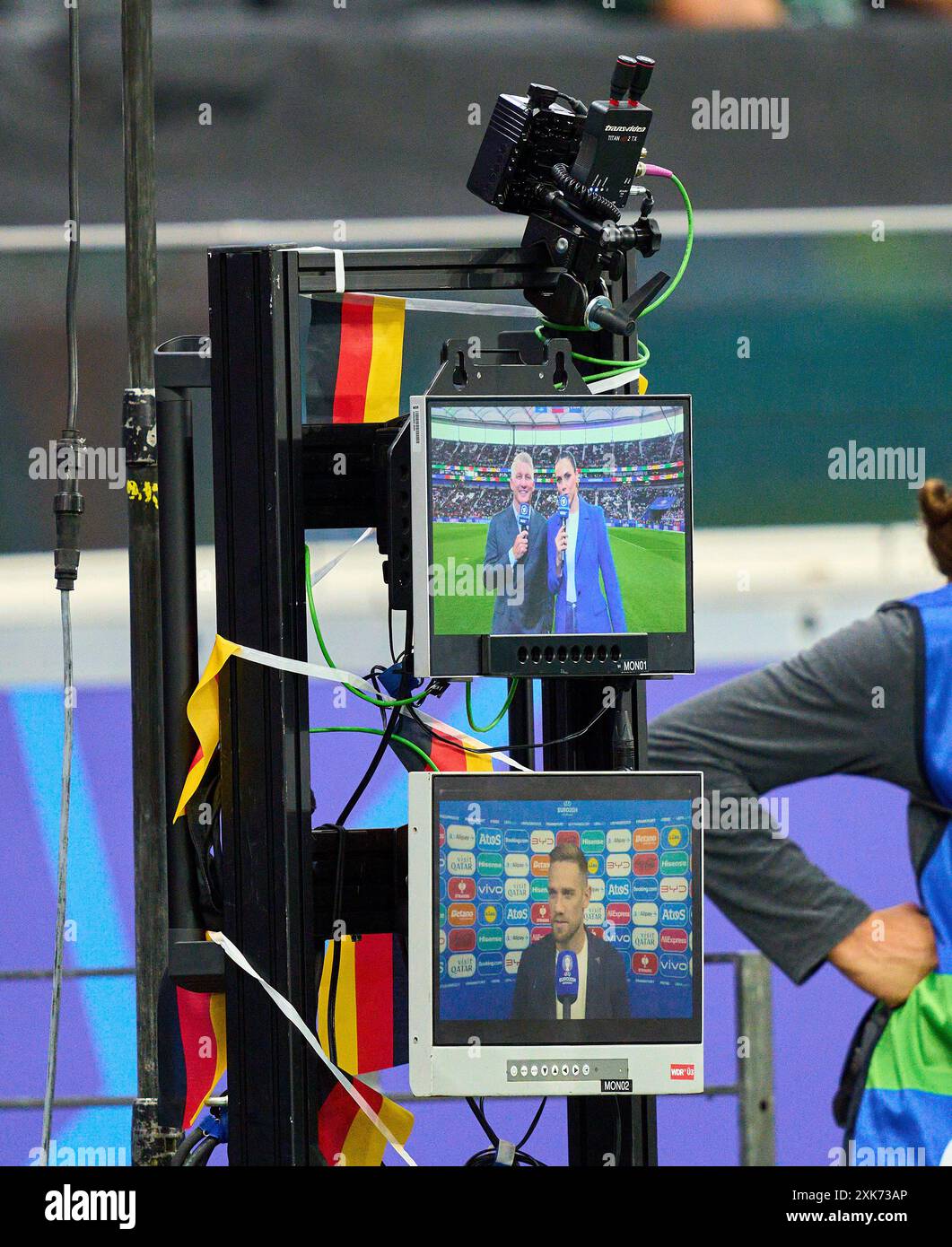 Esther Sedlaczek, présentatrice ARD Sport Moderatorin, Sportmoderatorin, Journalistin, Bastian SCHWEINSTEIGER, Co-modérateur ARD dans le meilleur des 16 matchs PORTUGAL - SLOVÉNIE 3-0 N.E. des Championnats d'Europe de l'UEFA 2024 le 01 juillet 2024 à Francfort, Allemagne. Photographe : Peter Schatz Banque D'Images