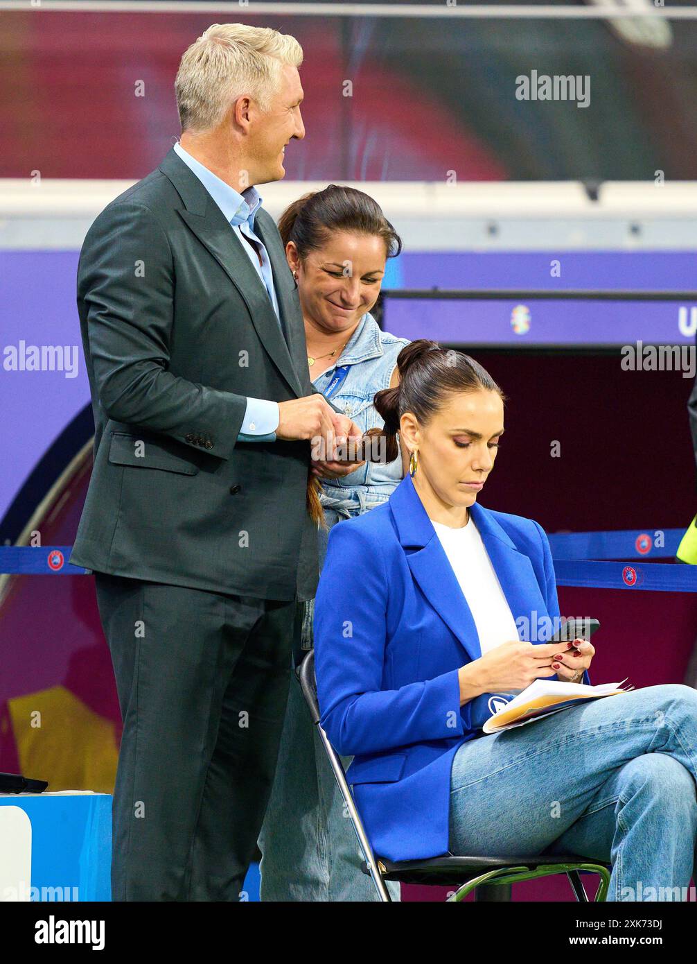 Fotostory : Esther Sedlaczek, présentatrice ARD Sport Moderatorin, Sportmoderatorin, Journalistin denkt ihre Maskenbildnerin macht ihre Haare, aber Bastian SCHWEINSTEIGER, Co-modérateur ARD Hat übernommen dans le meilleur des 16 matchs PORTUGAL - SLOVÉNIE 3-0 N.E. des Championnats d'Europe de l'UEFA 2024 le 01 juillet 2024 à Francfort, Allemagne. Photographe : Peter Schatz Banque D'Images