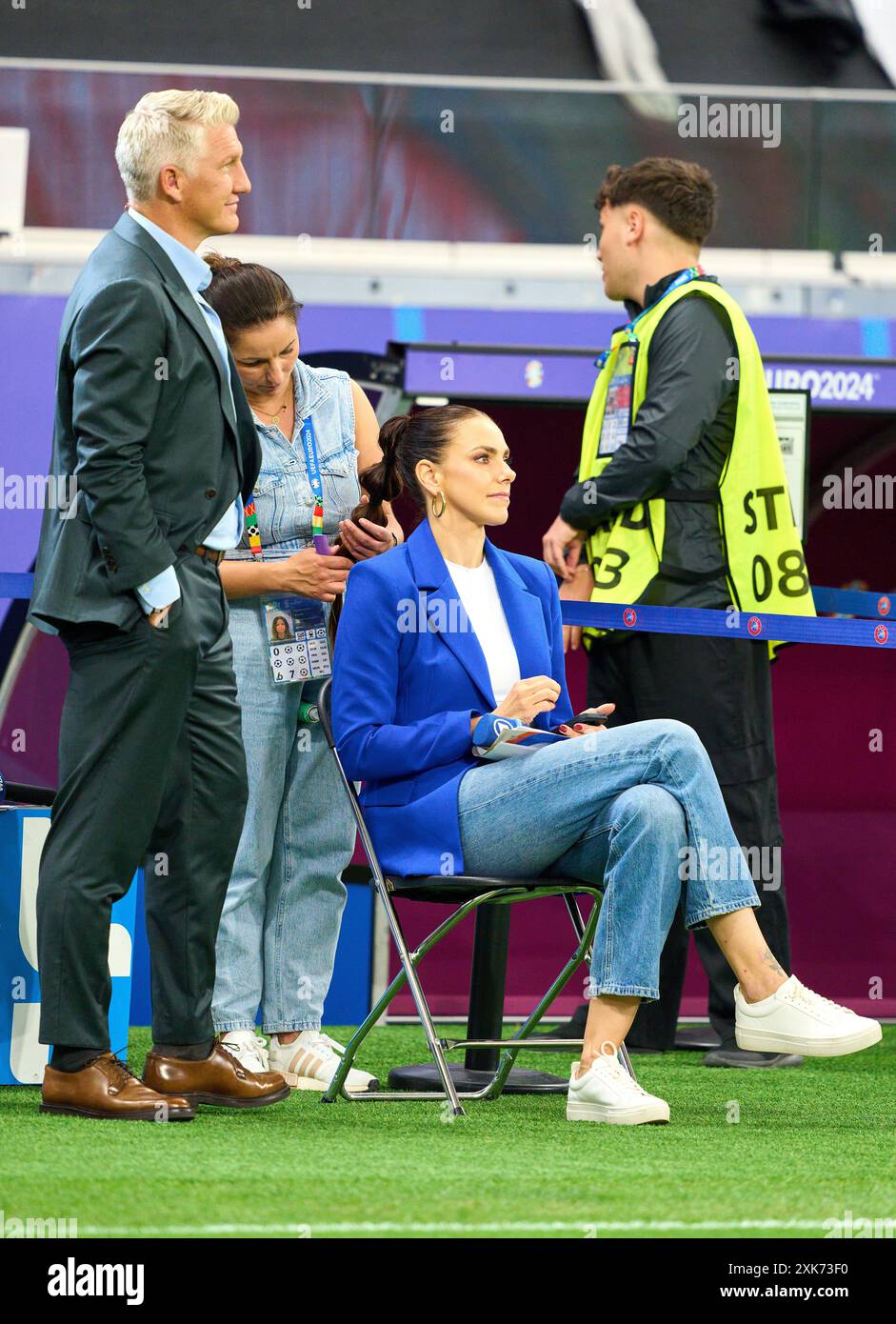 Fotostory : Esther Sedlaczek, présentatrice ARD Sport Moderatorin, Sportmoderatorin, Journalistin denkt ihre Maskenbildnerin macht ihre Haare, aber Bastian SCHWEINSTEIGER, Co-modérateur ARD Hat übernommen dans le meilleur des 16 matchs PORTUGAL - SLOVÉNIE 3-0 N.E. des Championnats d'Europe de l'UEFA 2024 le 01 juillet 2024 à Francfort, Allemagne. Photographe : Peter Schatz Banque D'Images
