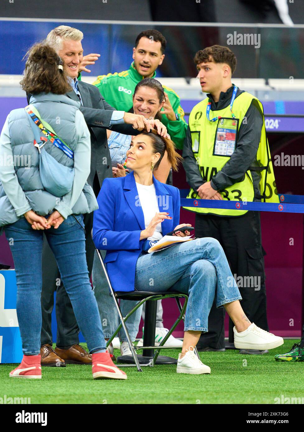 Fotostory : Esther Sedlaczek, présentatrice ARD Sport Moderatorin, Sportmoderatorin, Journalistin denkt ihre Maskenbildnerin macht ihre Haare, aber Bastian SCHWEINSTEIGER, Co-modérateur ARD Hat übernommen dans le meilleur des 16 matchs PORTUGAL - SLOVÉNIE 3-0 N.E. des Championnats d'Europe de l'UEFA 2024 le 01 juillet 2024 à Francfort, Allemagne. Photographe : Peter Schatz Banque D'Images