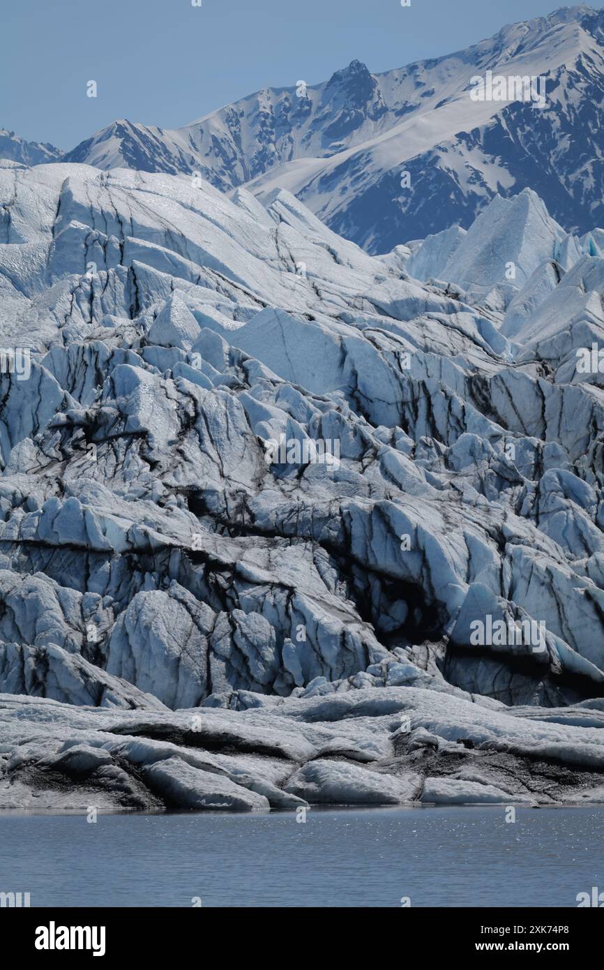 Randonnée pédestre le glacier Matanuska en Alaska alimenté par le mont Marcus Baker dans la chaîne de montagnes Chugach Banque D'Images