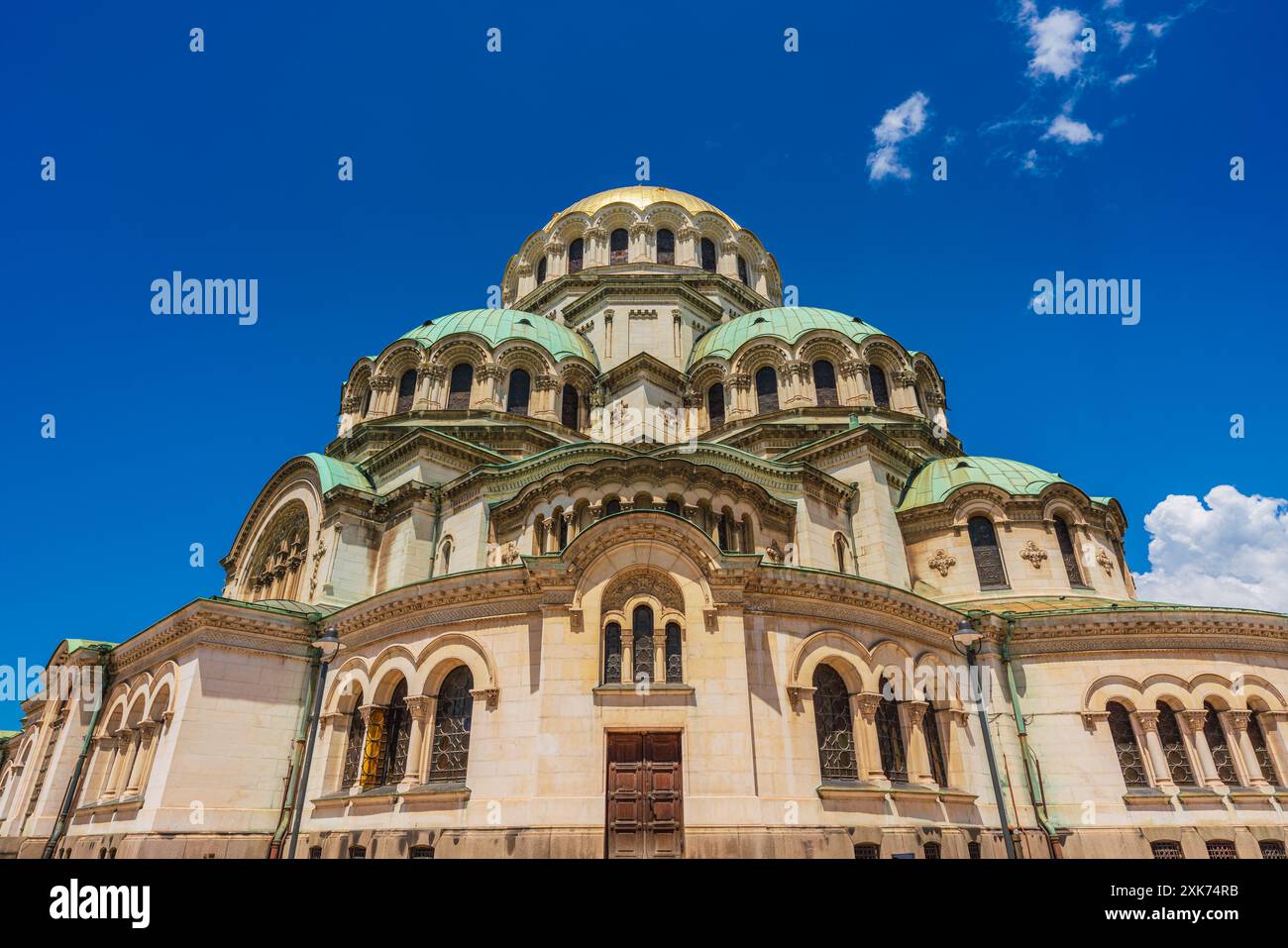 Vue arrière de la cathédrale Alexandre Nevsky à Sofia, Bulgarie, un jour ensoleillé Banque D'Images