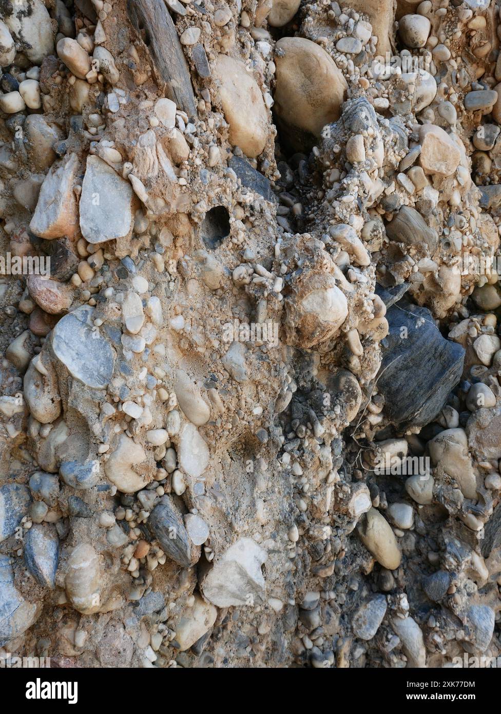 Gros plan sur les roches sédimentaires conglomérales qui forment les falaises côtières de Nerja, Andalousie, Espagne Banque D'Images
