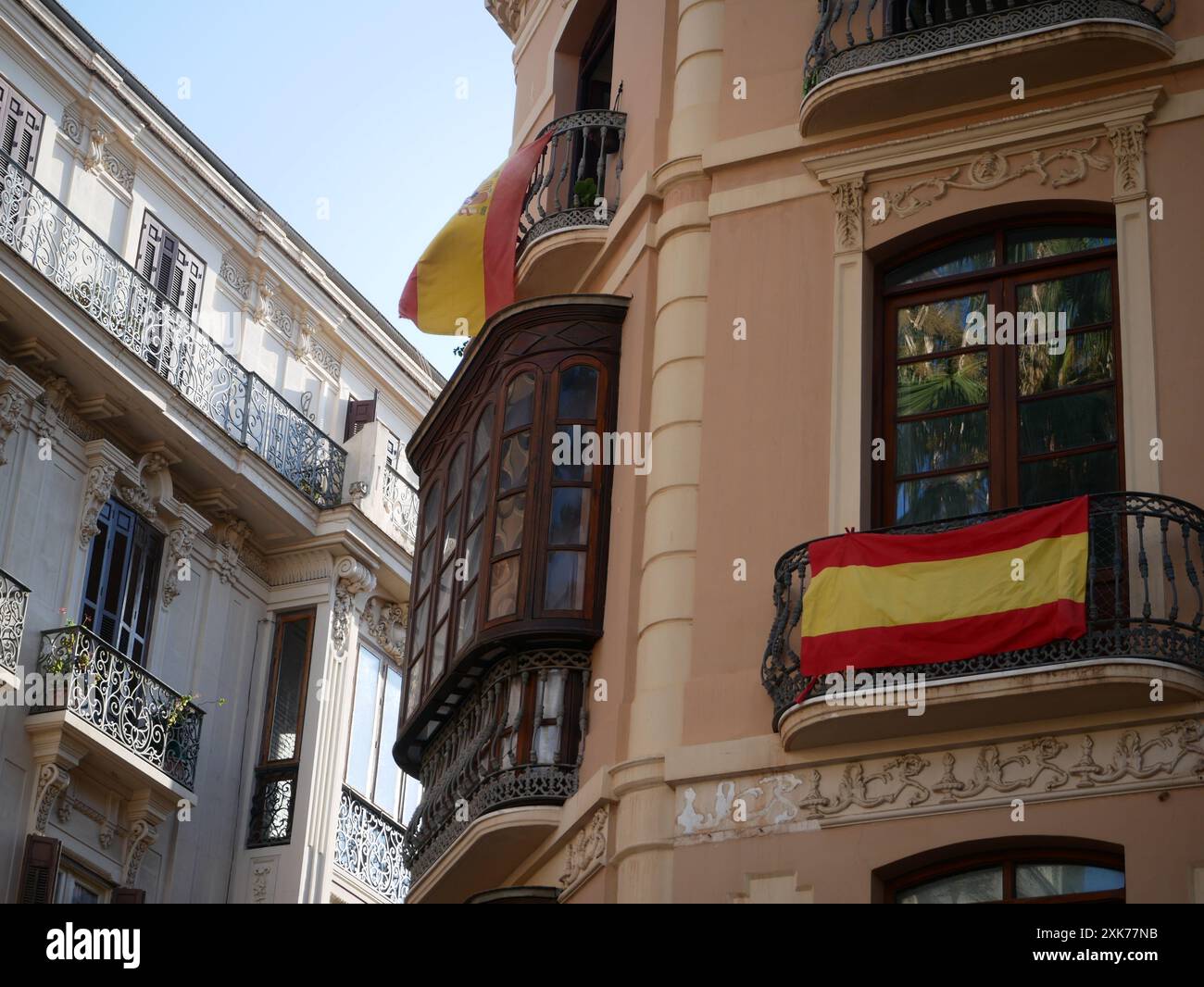 Drapeaux espagnols sur les balcons du centre-ville, Malaga, Espagne Banque D'Images