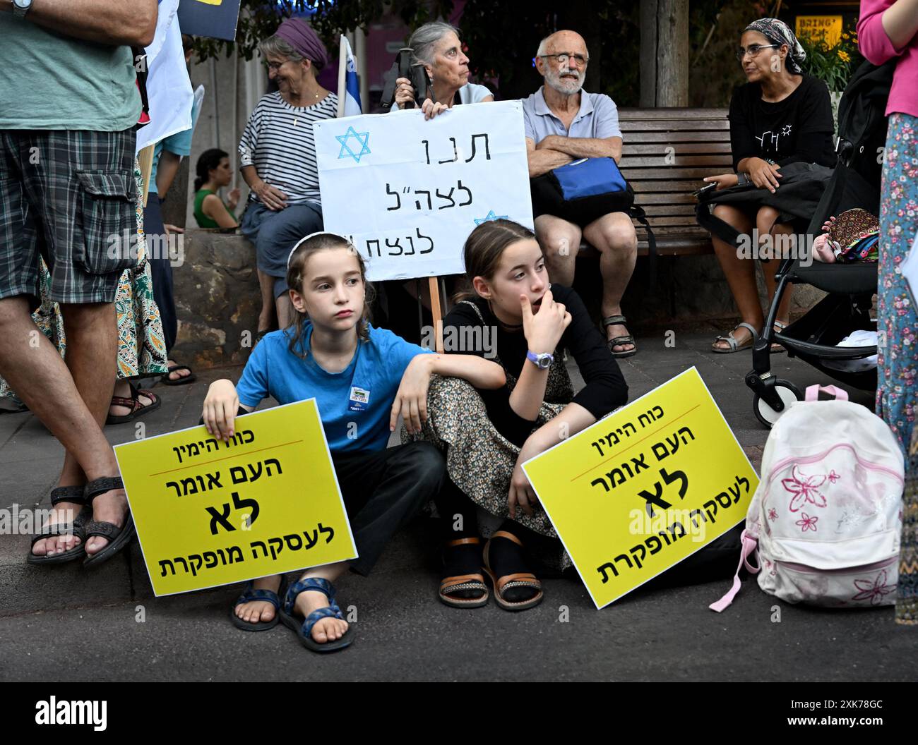 Jérusalem, Israël. 21 juillet 2024. Les Israéliens de droite appellent le premier ministre israélien Benjamin Netanyahu à poursuivre la guerre contre le Hamas et à ne pas conclure d’accord d’otages lors d’une manifestation devant sa résidence à Jérusalem le dimanche 21 juillet 2024. Photo de Debbie Hill/ crédit : UPI/Alamy Live News Banque D'Images