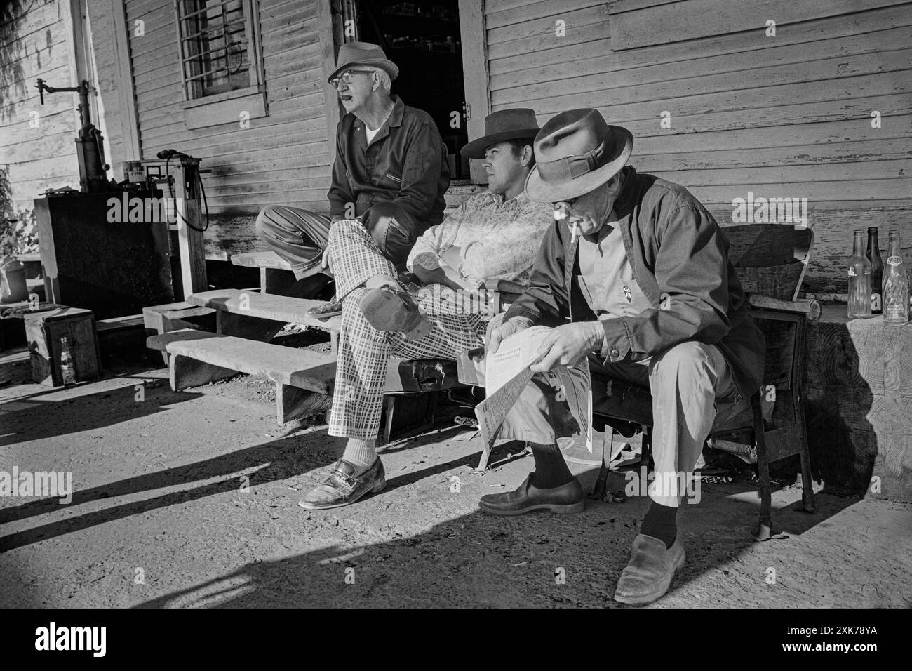 Macédoine, Arkansas, États-Unis – 27 juin 2024 : il y a des années, les magasins de campagne étaient souvent le centre social de petites communautés. Ces messieurs Banque D'Images