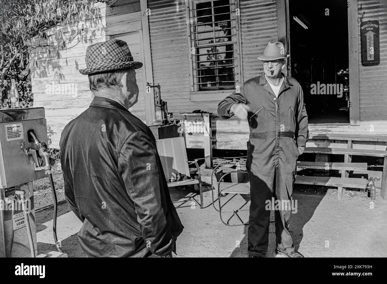 Macédoine, Arkansas, États-Unis – 27 juin 2024 : photo horizontale de deux vieux amis en visite devant un vieux magasin de campagne. Banque D'Images
