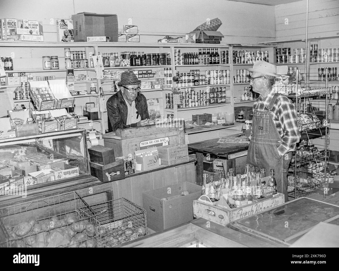 Macédoine, Arkansas, États-Unis – 27 juin 2024 : photo horizontale de deux hommes âgés visitant un ancien magasin de campagne. Banque D'Images
