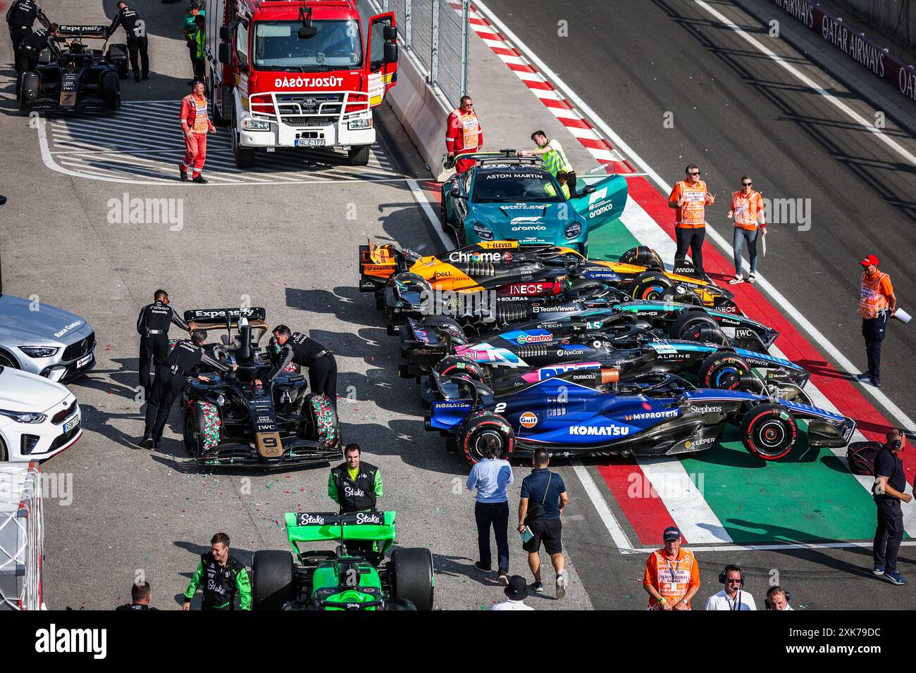 parc ferme avec les voitures F1 et la voiture F2 modifiée APX GP 09 préparée par Mercedes Applied Science et Carlin pour l'équipe fictive Apex dans le film F1 d'Apple Studios / Bruckheimer films, lors du Grand Prix de Hongrie de formule 1 2024, 13ème manche du Championnat du monde de formule 1 2024 du 19 au 21 juillet 2024 sur le Hungaroring, à Mogyorod, Hongrie Banque D'Images