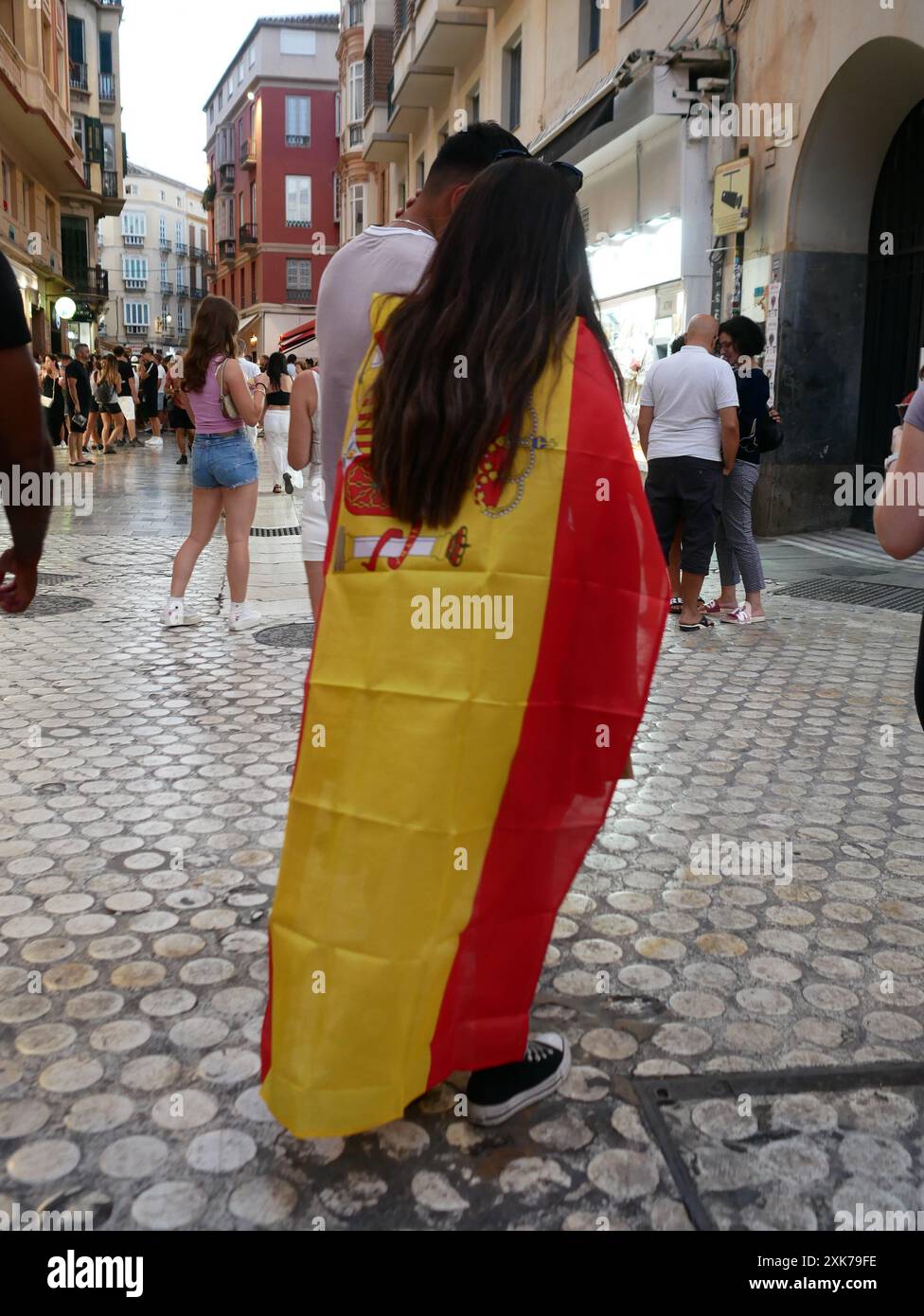 Les supporters espagnols portent le drapeau à Malaga lors du tournoi de football de 2024 euros. Malaga, Espagne Banque D'Images