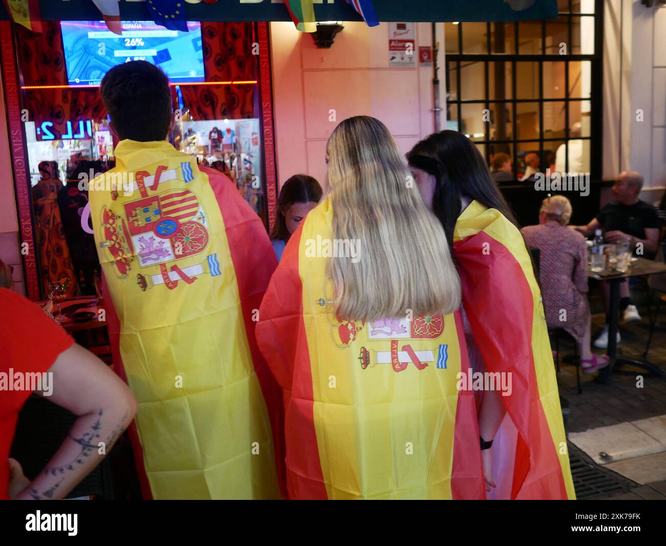 Les supporters espagnols portent le drapeau à Malaga lors du tournoi de football de 2024 euros. Malaga, Espagne Banque D'Images