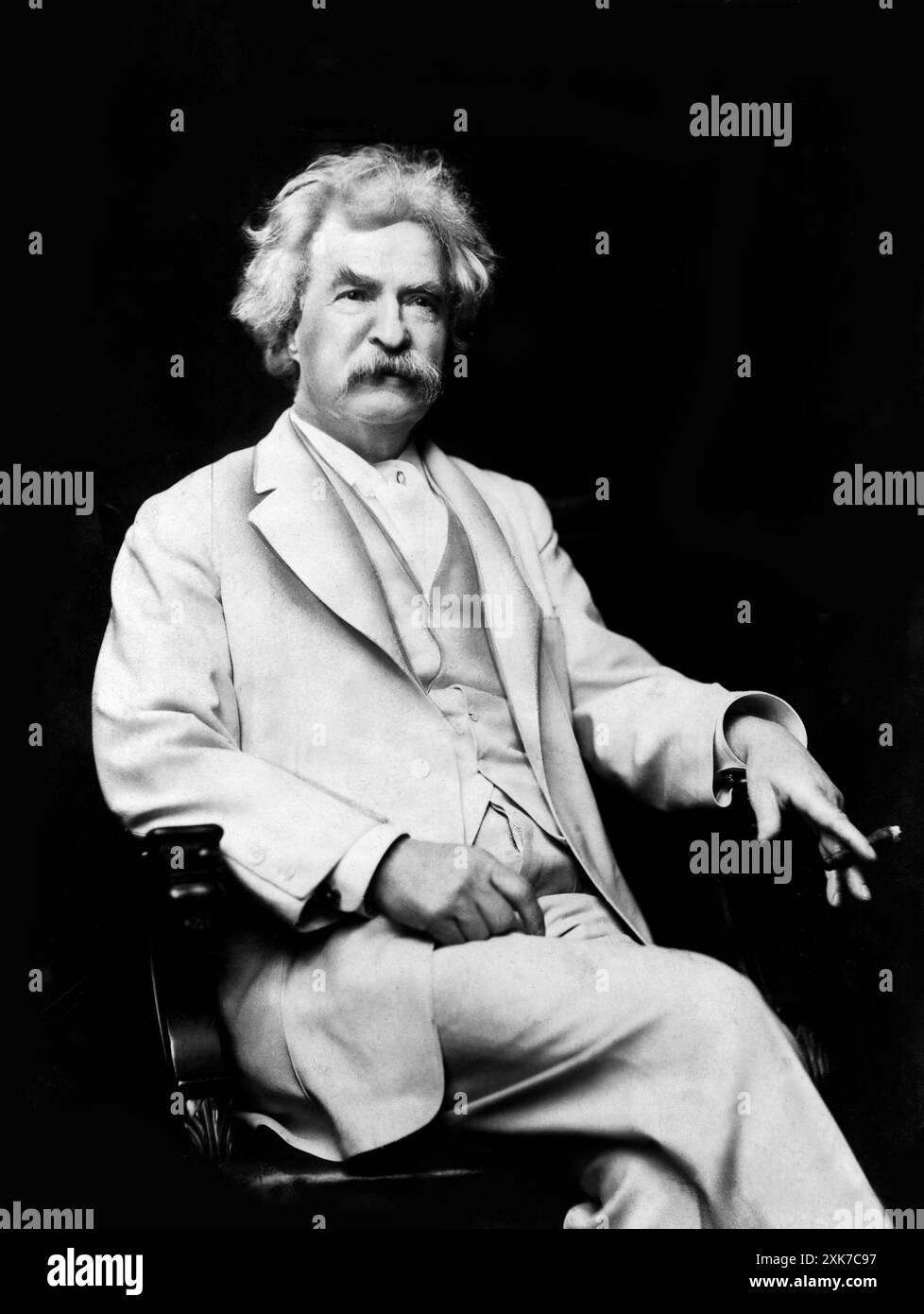 L'écrivain et humoriste américain Samuel Clemens, mieux connu sous le nom de Mark Twain, portrait assis de trois quarts de longueur avec cigare à la main, A.F. Bradley, 1907 Banque D'Images