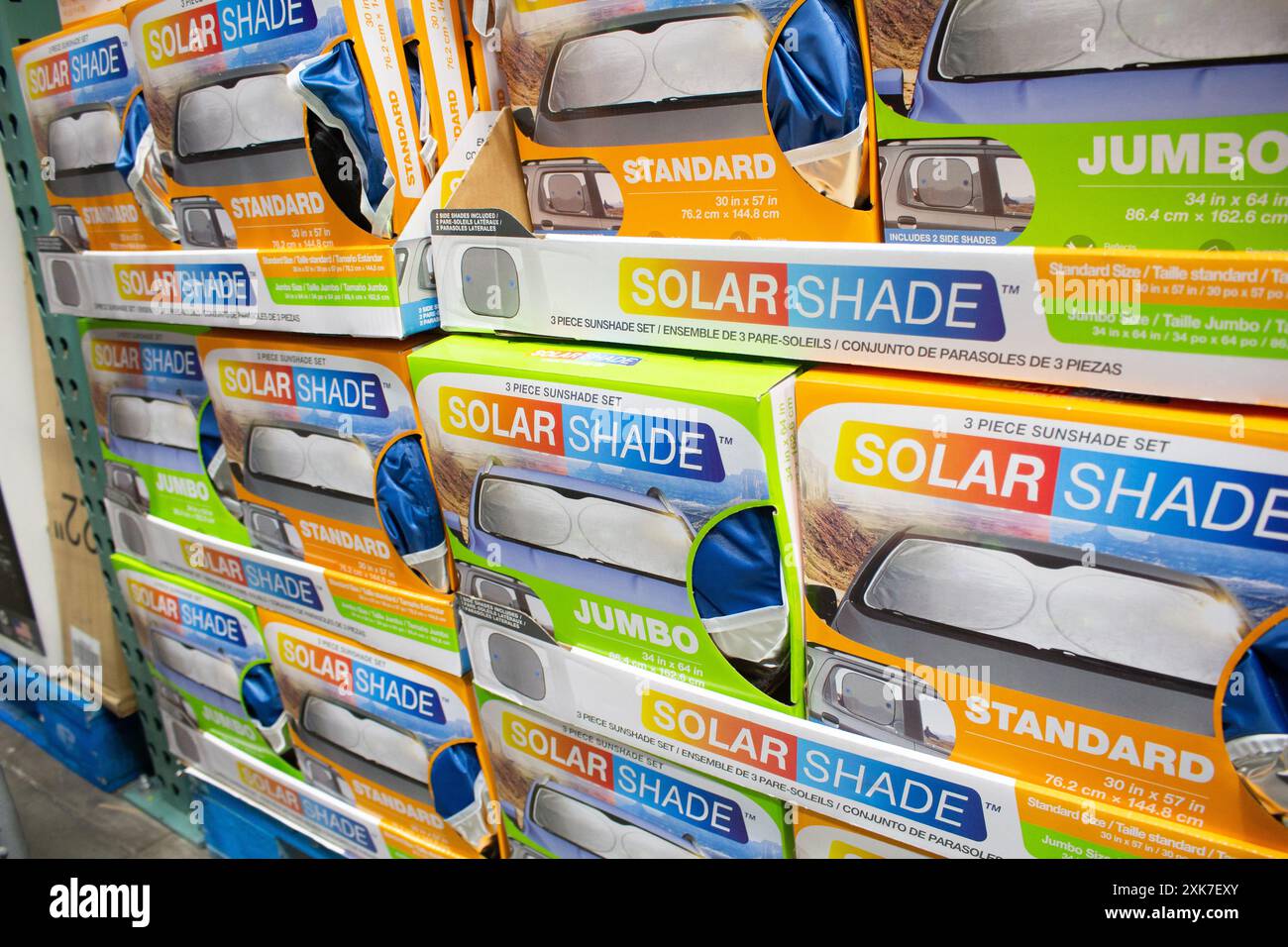 Los Angeles, Californie, États-Unis - 04-06-2021 : une vue de plusieurs paquets de Solar Shade type S pare-brise Silver foil pare-soleil kit 3 pièces. Banque D'Images