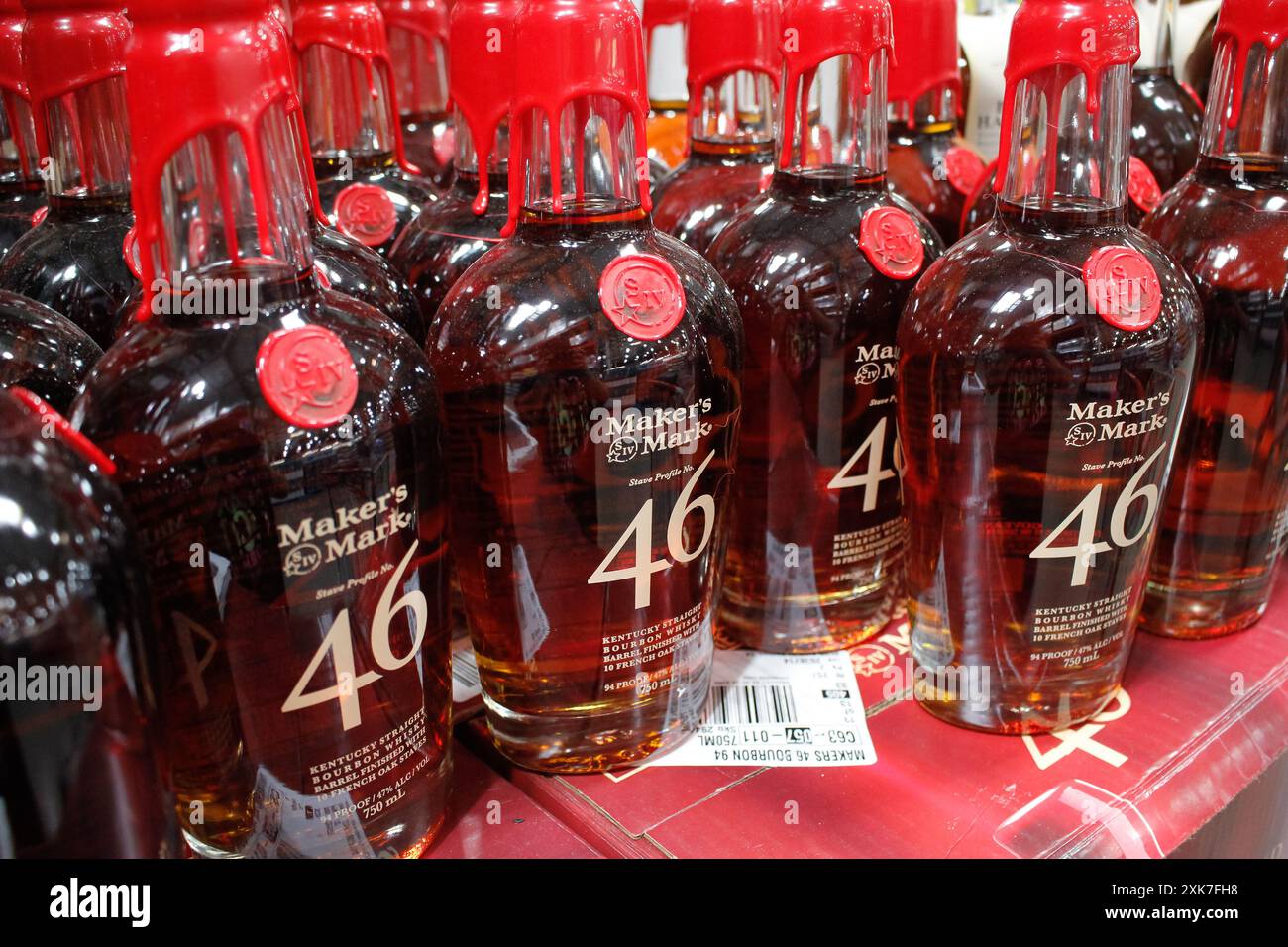 Los Angeles, Californie, États-Unis - 04-06-2021 : une vue de plusieurs bouteilles de Maker's Mark 46, exposées dans une épicerie locale. Banque D'Images