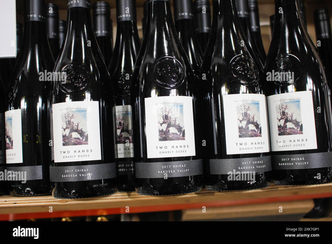 Los Angeles, Californie, États-Unis - 04-06-2021 : une vue de plusieurs bouteilles de vin de Shiraz à deux mains gnarly Dudes 2017, au magasin. Banque D'Images