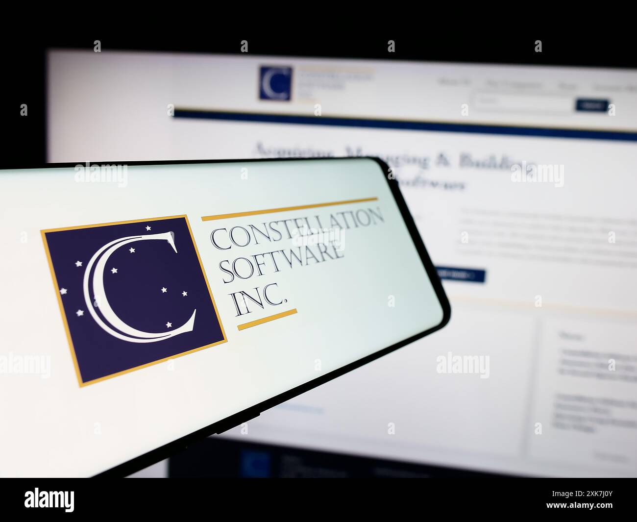 Téléphone mobile avec logo de la société canadienne Constellation Software Inc devant le site Web de l'entreprise. Mettez l'accent sur le centre-gauche de l'écran du téléphone. Banque D'Images