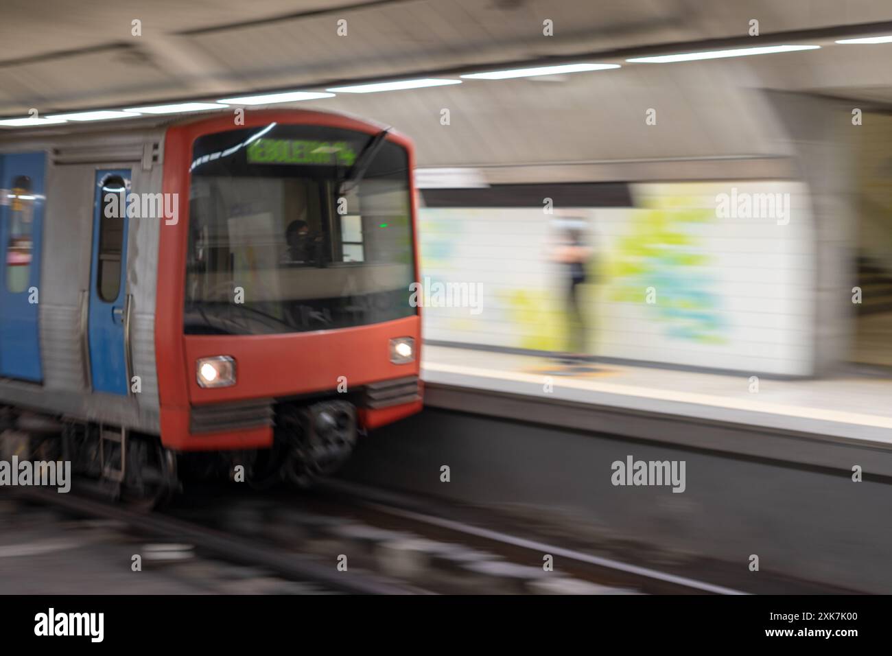 Chariot de métro se déplaçant dans la station de métro Interior.Lisbon-Portugal. Banque D'Images
