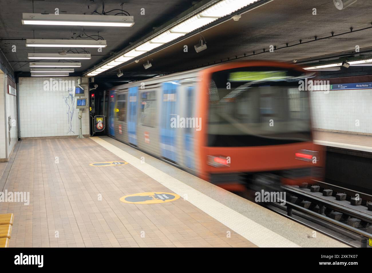 Chariot de métro se déplaçant dans la station de métro Interior.Lisbon-Portugal. Banque D'Images
