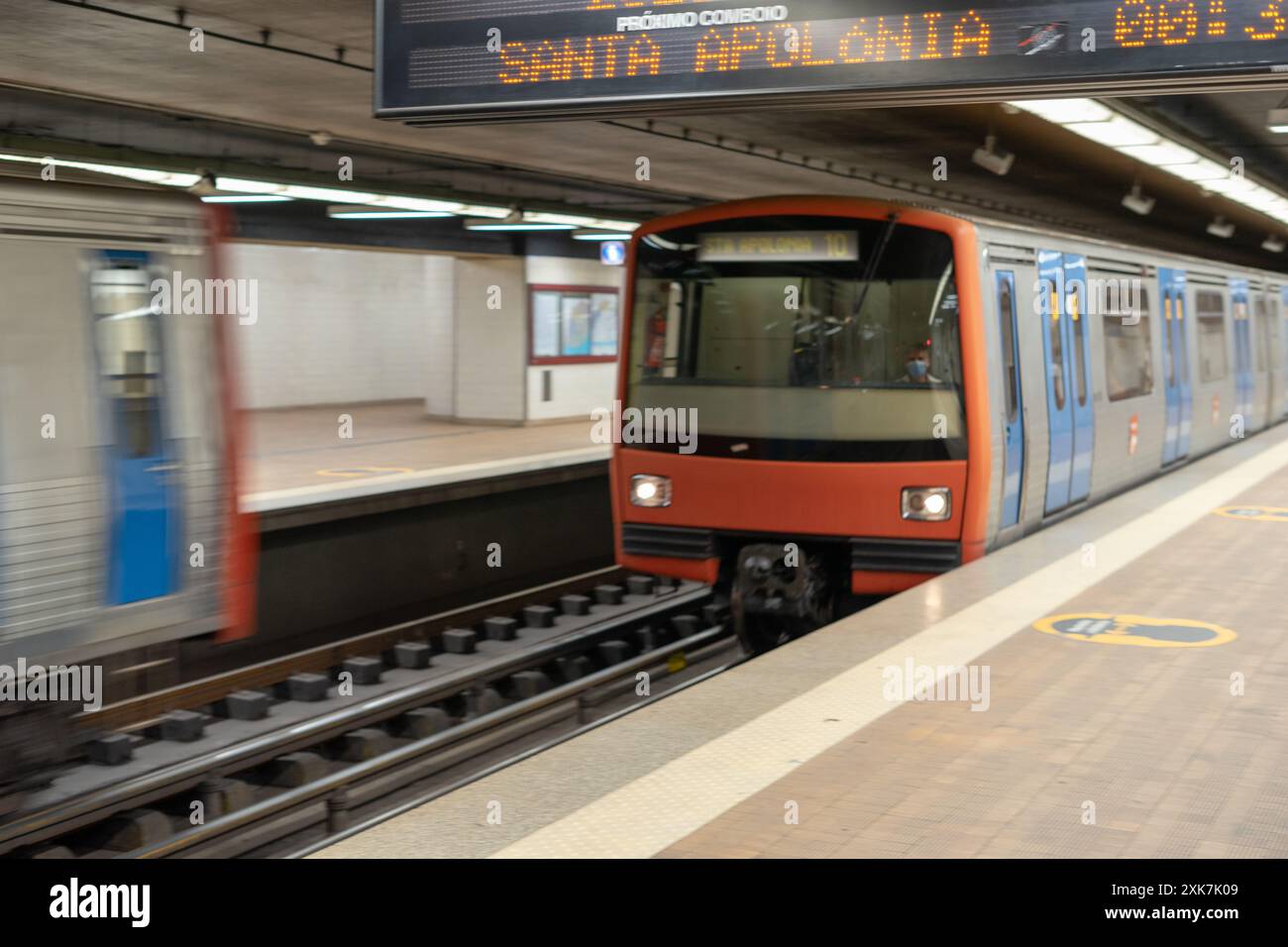 Chariot de métro se déplaçant dans la station de métro Interior.Lisbon-Portugal. Banque D'Images