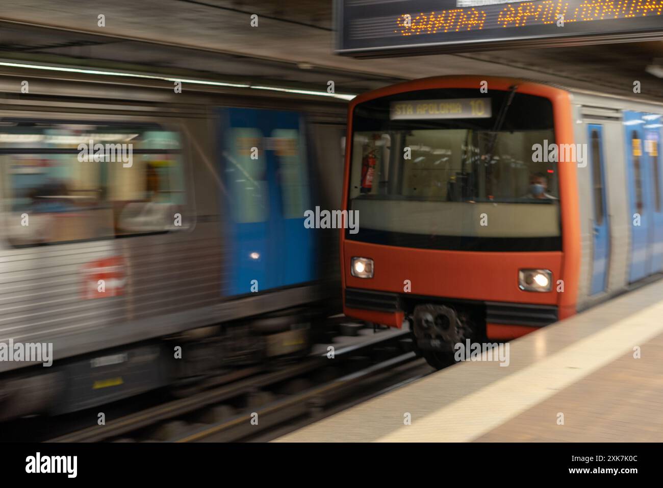 Chariot de métro se déplaçant dans la station de métro Interior.Lisbon-Portugal. Banque D'Images
