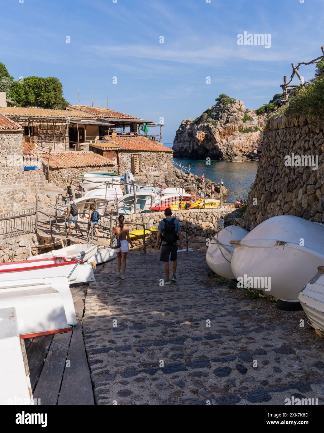 Les touristes se promènent dans les belles vieilles rues du petit village côtier de Deia à Majorque, en Espagne. Maisons traditionnelles mitoyennes sur les collines, w Banque D'Images
