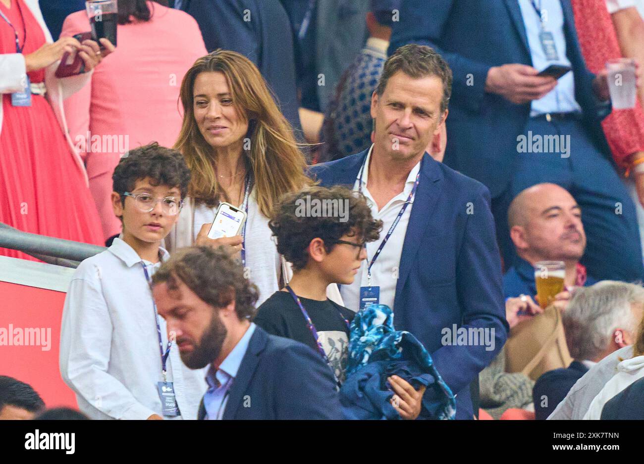 Oliver Bierhoff mit Ehefrau Klara Szalantzy dans le match de demi-finale ESPAGNE, France. , . Le 9 juillet 2024 à Munich, Allemagne. Photographe : ddp images/STAR-images crédit : ddp Media GmbH/Alamy Live News Banque D'Images