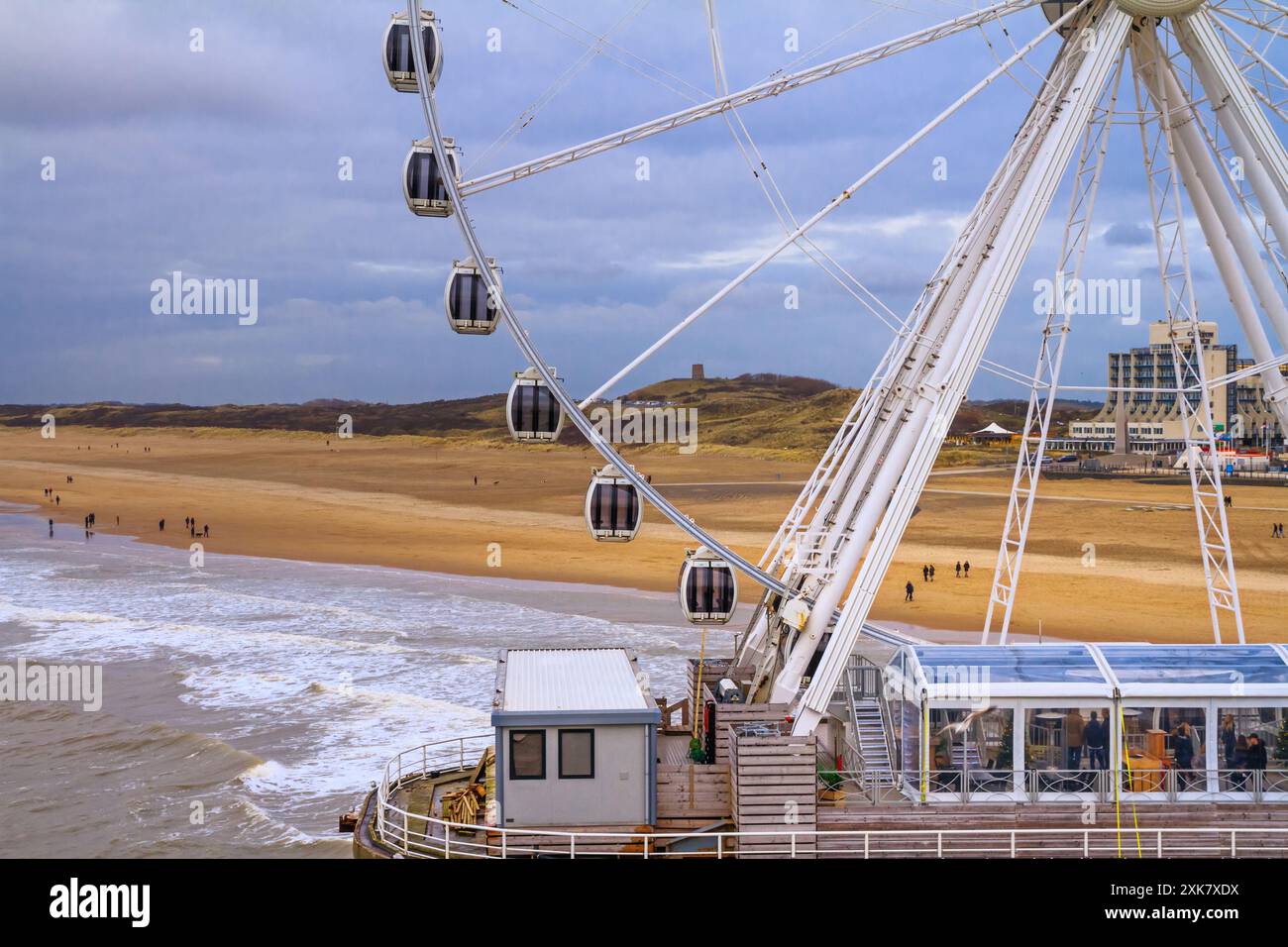 Beau paysage balnéaire - vue sur la plage à travers une grande roue près du remblai de la Haye, pays-Bas Banque D'Images