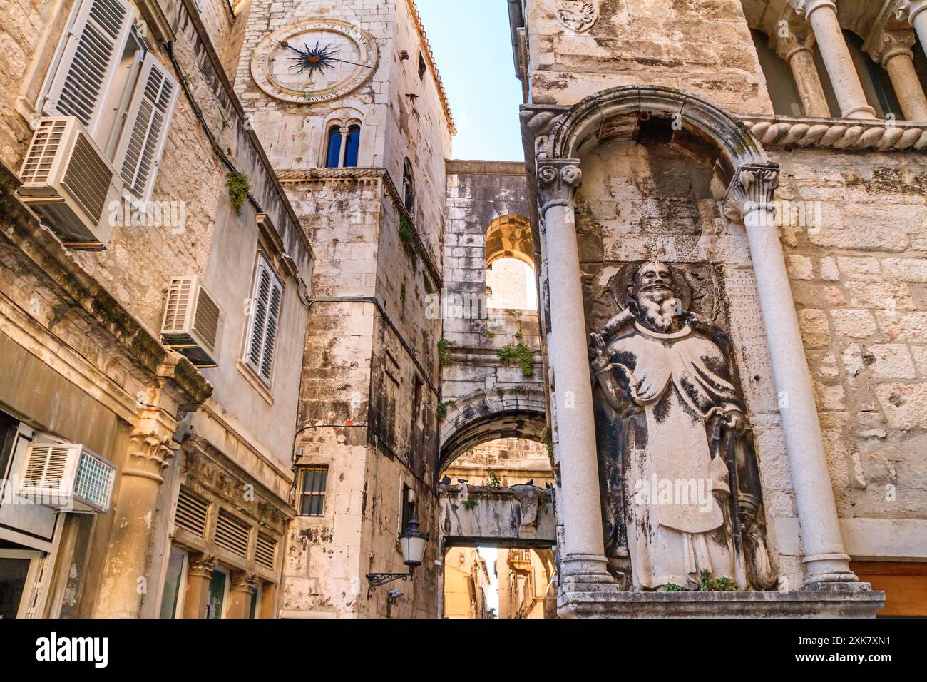 Paysage urbain - vue sur l'ancienne rue de la ville de Split avec la statue de Saint Antoine sur la façade du Palais Ciprianis, Croatie Banque D'Images