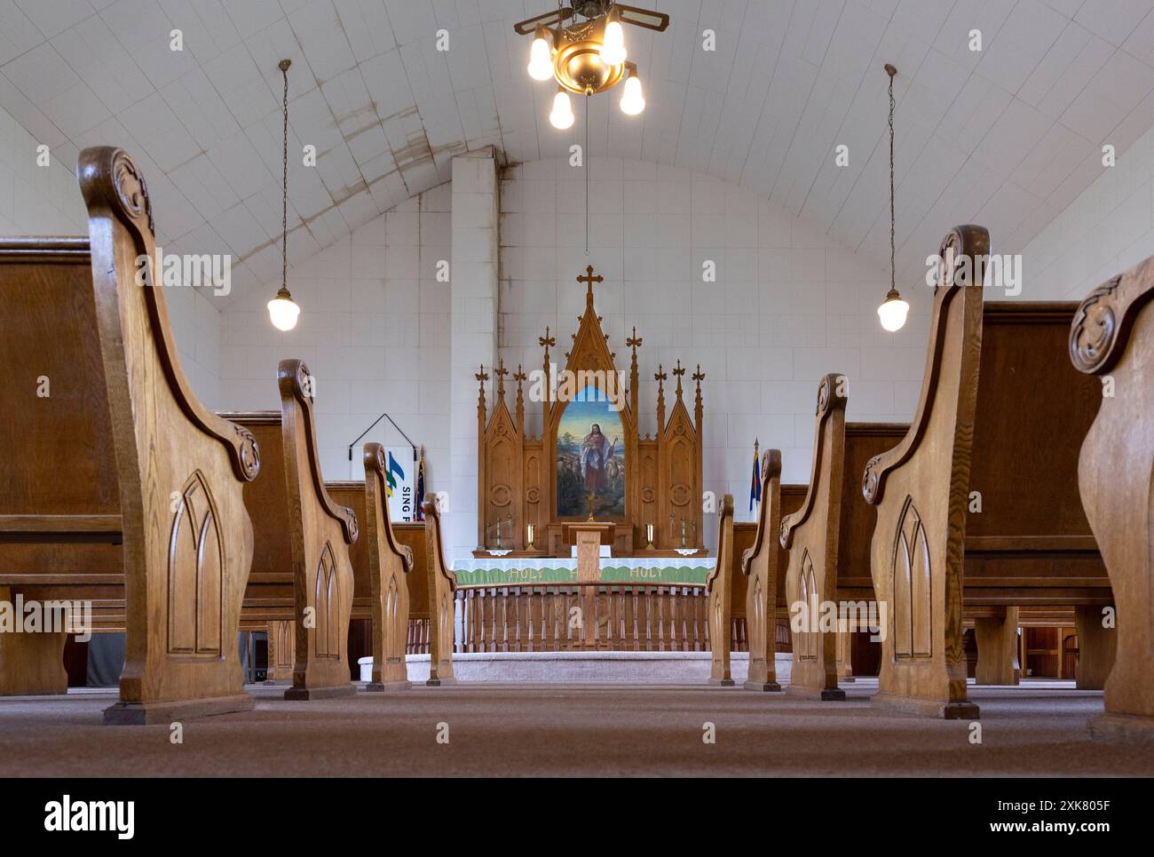 L'autel, les bancs et le retable à l'intérieur de l'église luthérienne norvégienne du comté de McHenry de 1906 à Balfour, Dakota du Nord. Le premier Ser de culte Banque D'Images