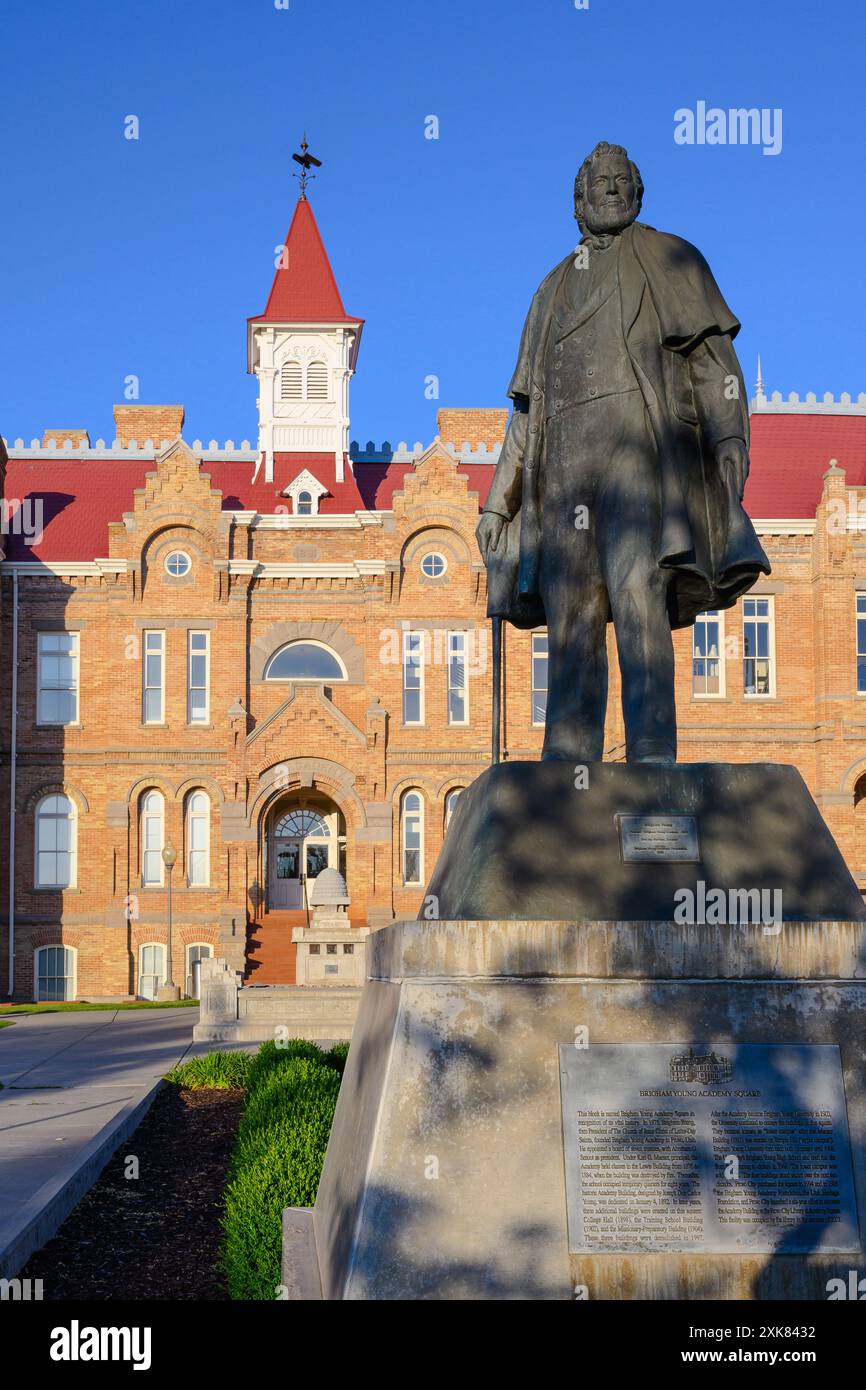 Provo, UT, USA - 10 juin 2024 ; Statue de Brigham Young par Dee Jay Bawden à Acadamy Square avec bibliothèque Banque D'Images